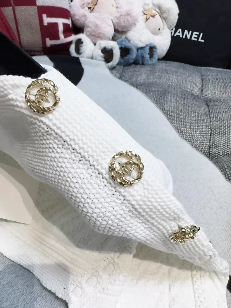 Chanel 20P White Double C Jacquard Knit Off-Shoulder Top - Image 5