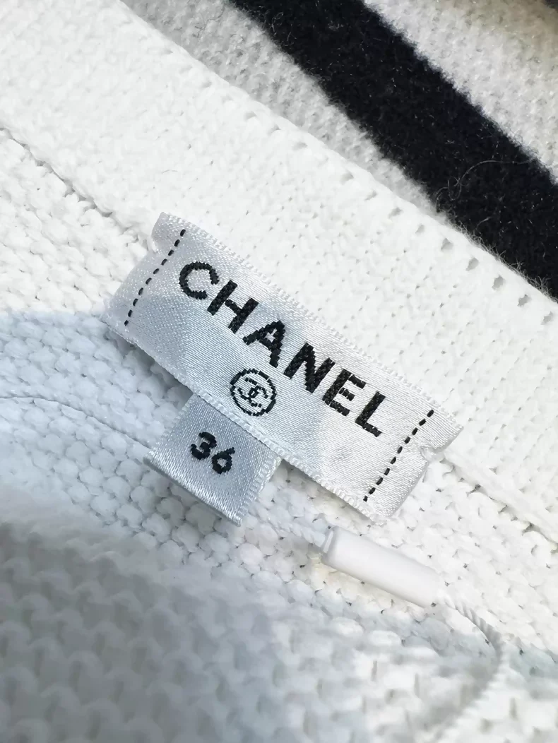 Chanel 20P White Double C Jacquard Knit Off-Shoulder Top - Image 6