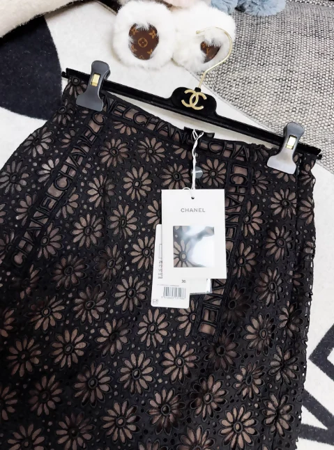 Chanel 21s Black Daisy Lace Skirt - Image 2