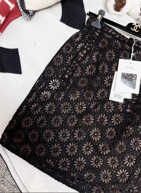 Chanel 21s Black Daisy Lace Skirt - Image 3