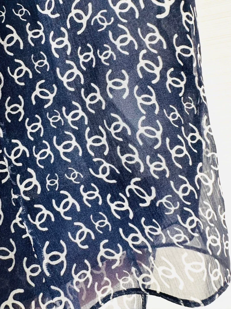 Chanel 25P blue silk top with all-over double C print - Image 4