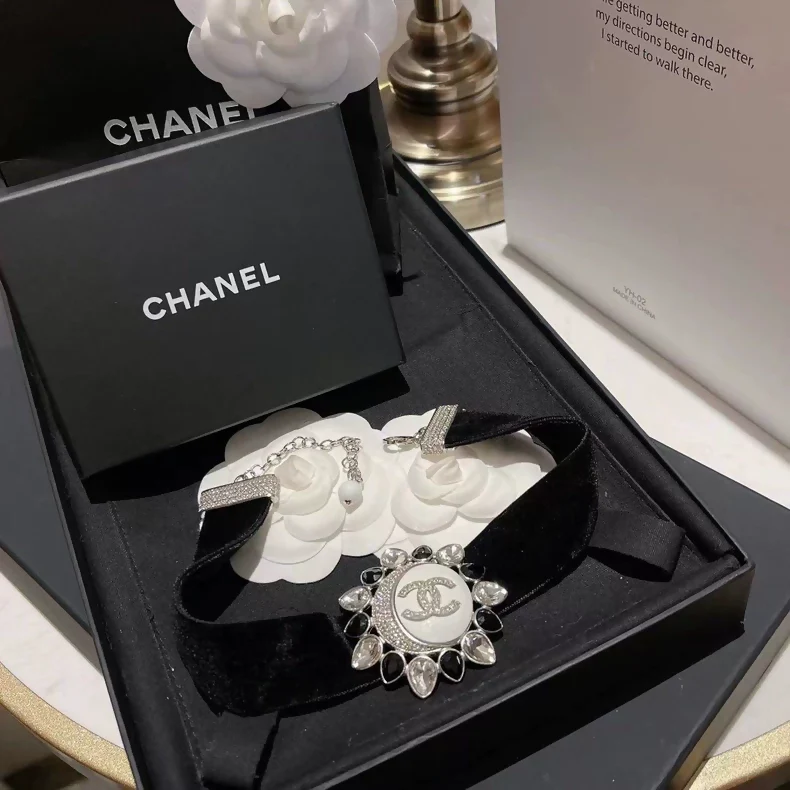 Chanel 22C sunflower velvet choker necklace limited edition - Image 2