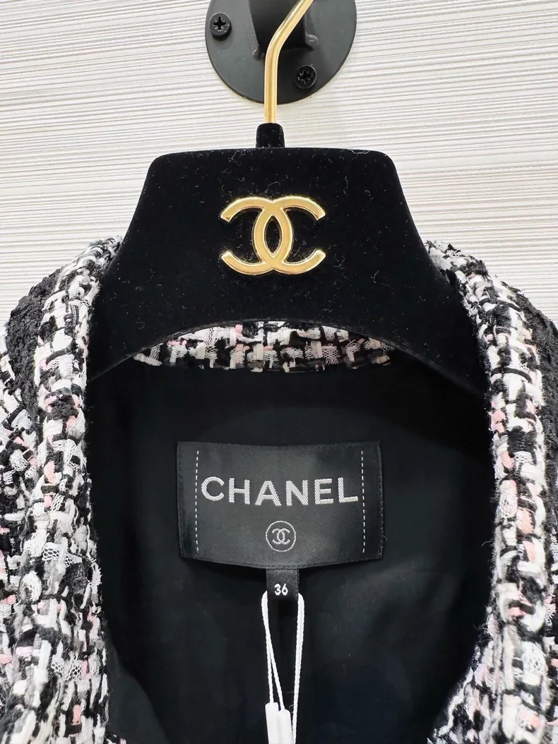 Chanel 23P Gray tweed jacket with black trim - Image 3