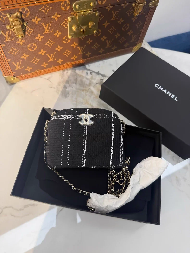 Chanel VIC 24k black and white checkered tweed mini shell bag with chain strap - Image 2