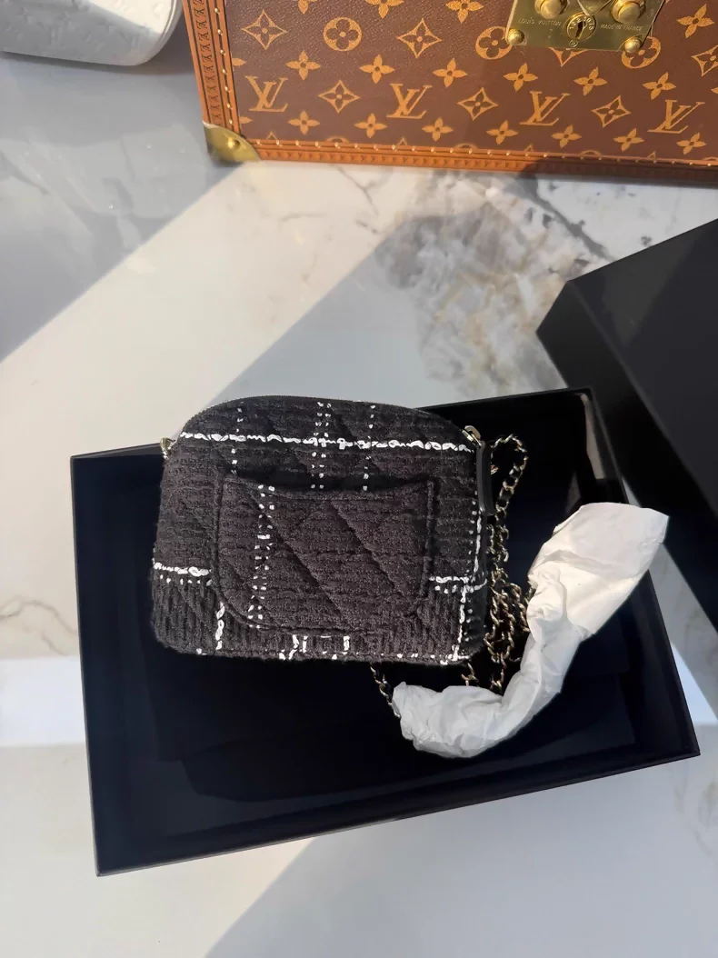Chanel VIC 24k black and white checkered tweed mini shell bag with chain strap - Image 3