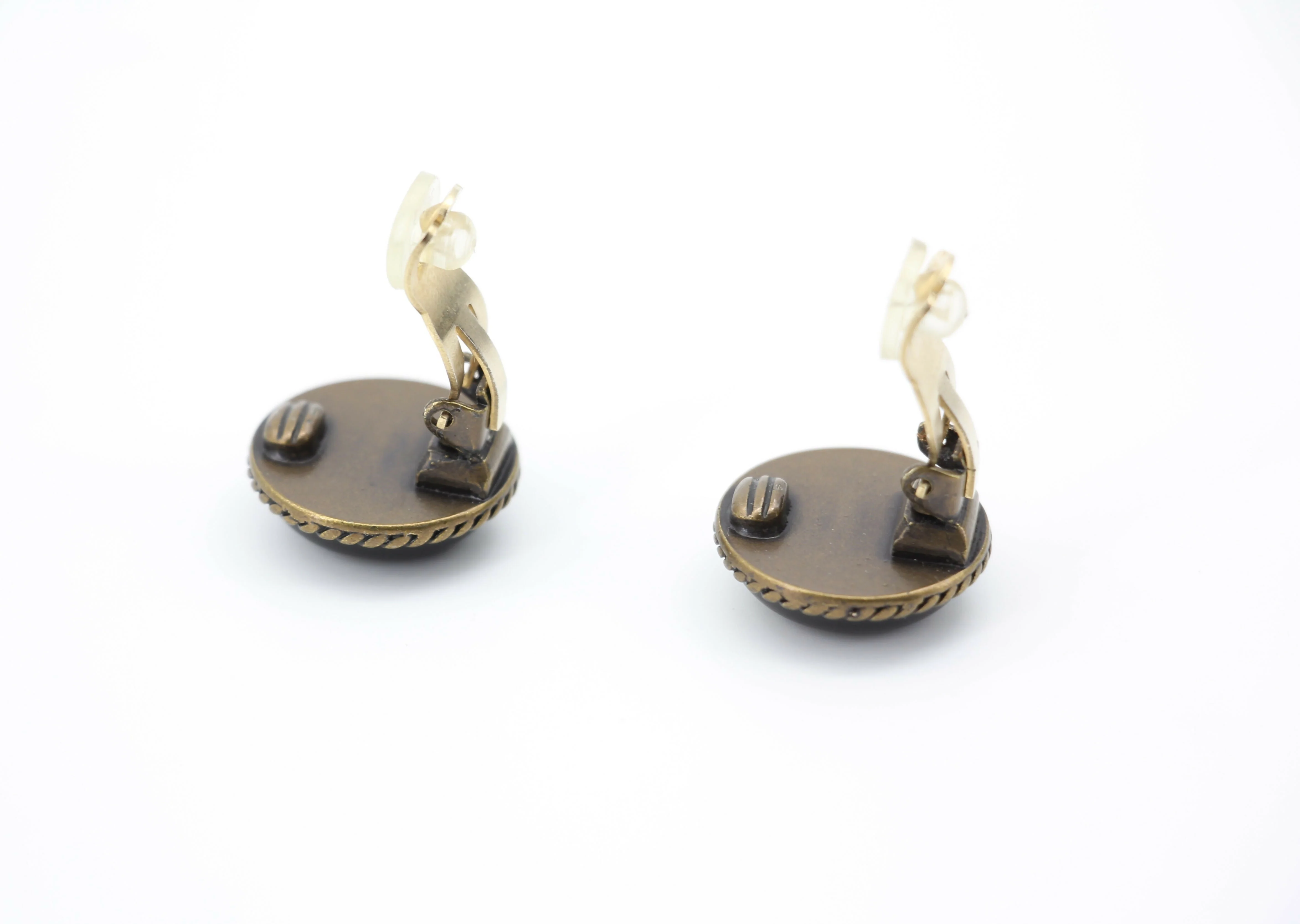 Chanel Vintage 00A Metal Black Round Clip-on Earrings - Image 8
