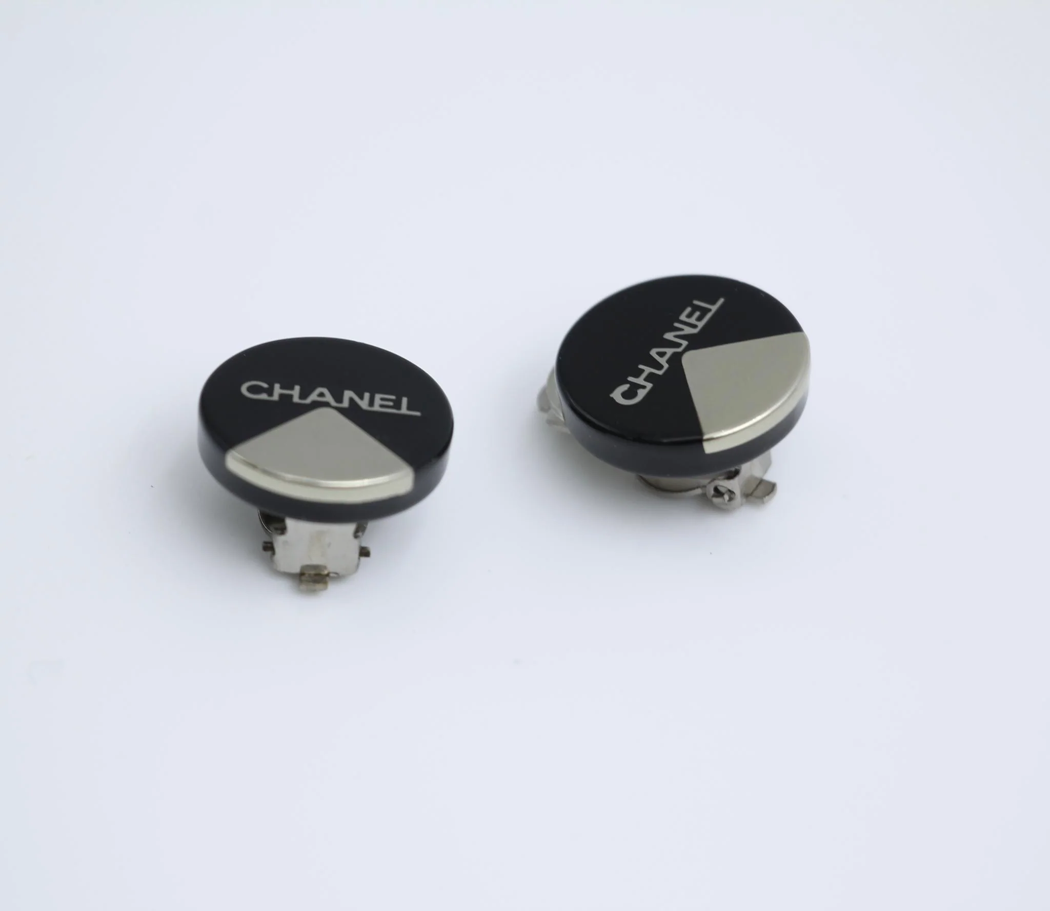 Chanel Vintage 00A Resin English Lettering Black Silver Half Triangle Earrings - Image 7