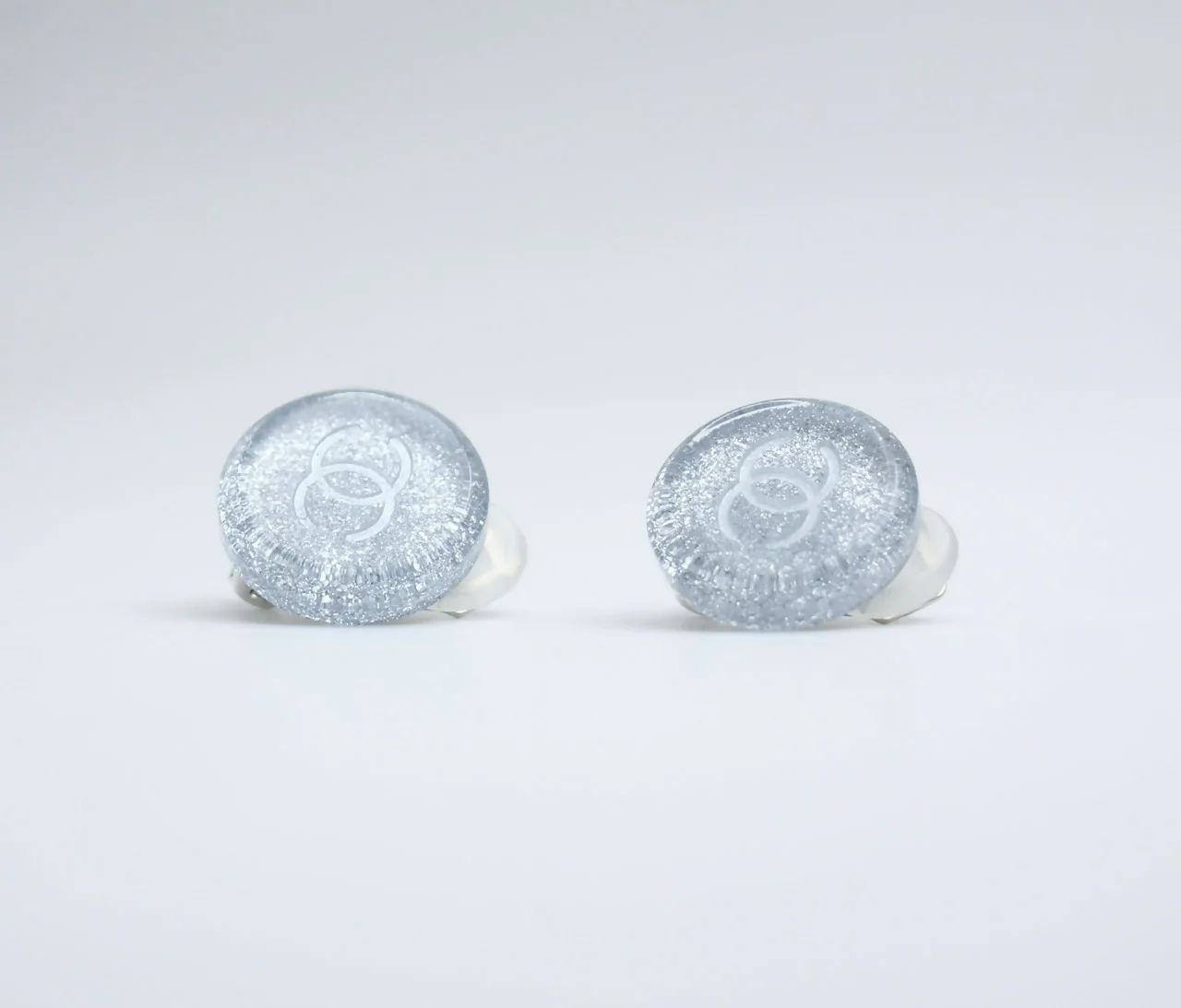 Chanel Vintage 00A Resin Light Blue Glitter Round Clip-on Earrings - Image 4