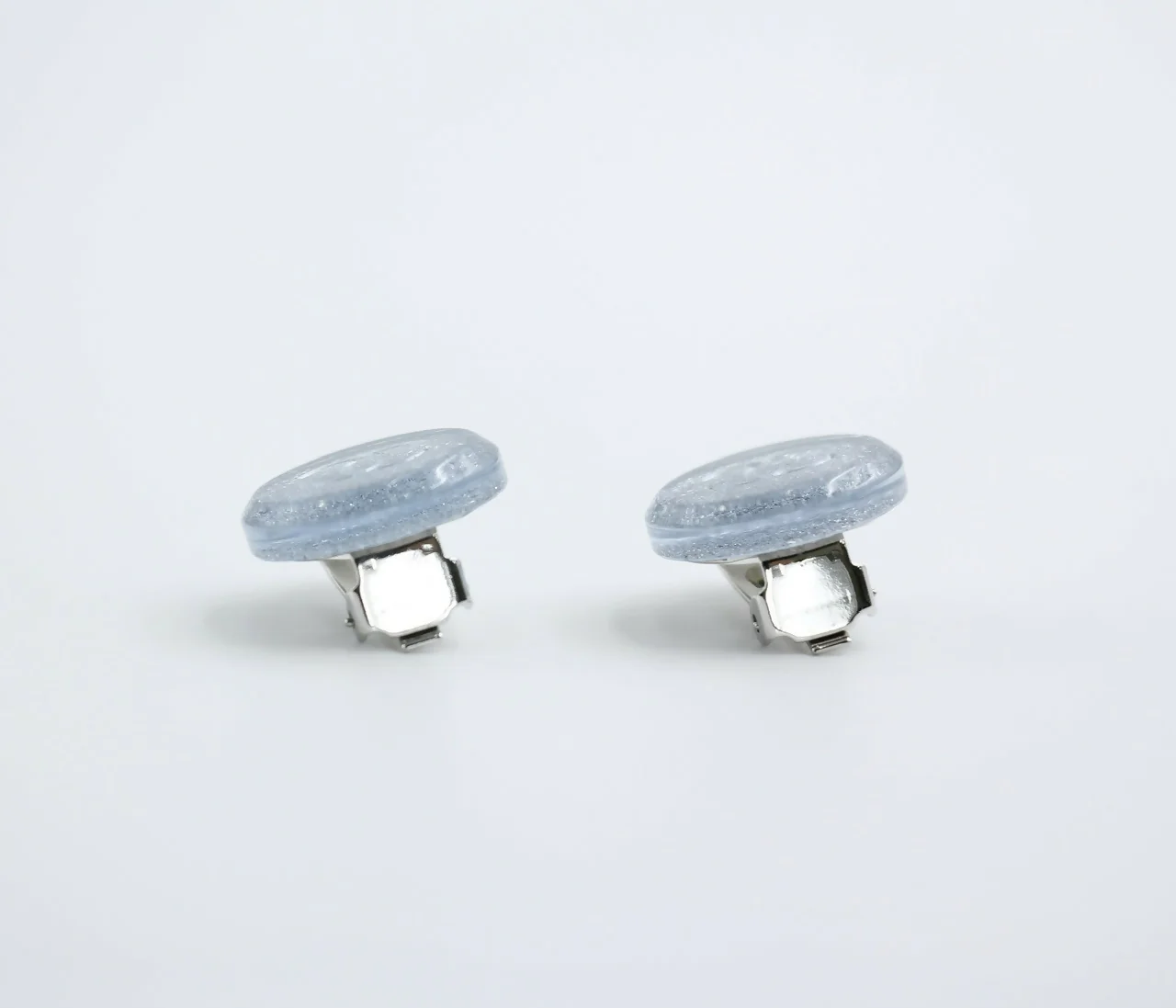 Chanel Vintage 00A Resin Light Blue Glitter Round Clip-on Earrings - Image 5
