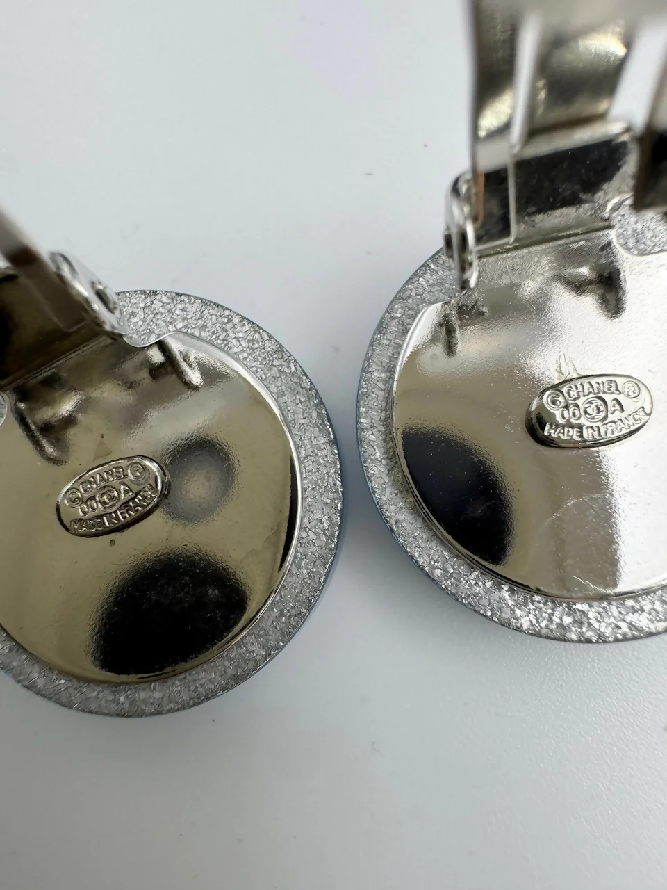 Chanel Vintage 00A Resin Light Blue Glitter Round Clip-on Earrings - Image 9