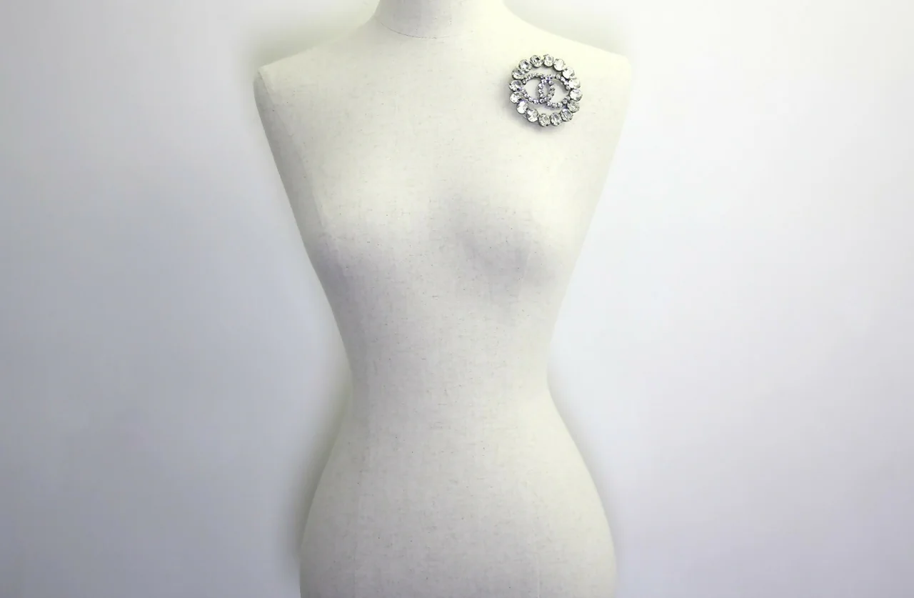 Chanel Vintage 00A Rhinestone Silver CC Large Round Brooch - Image 2