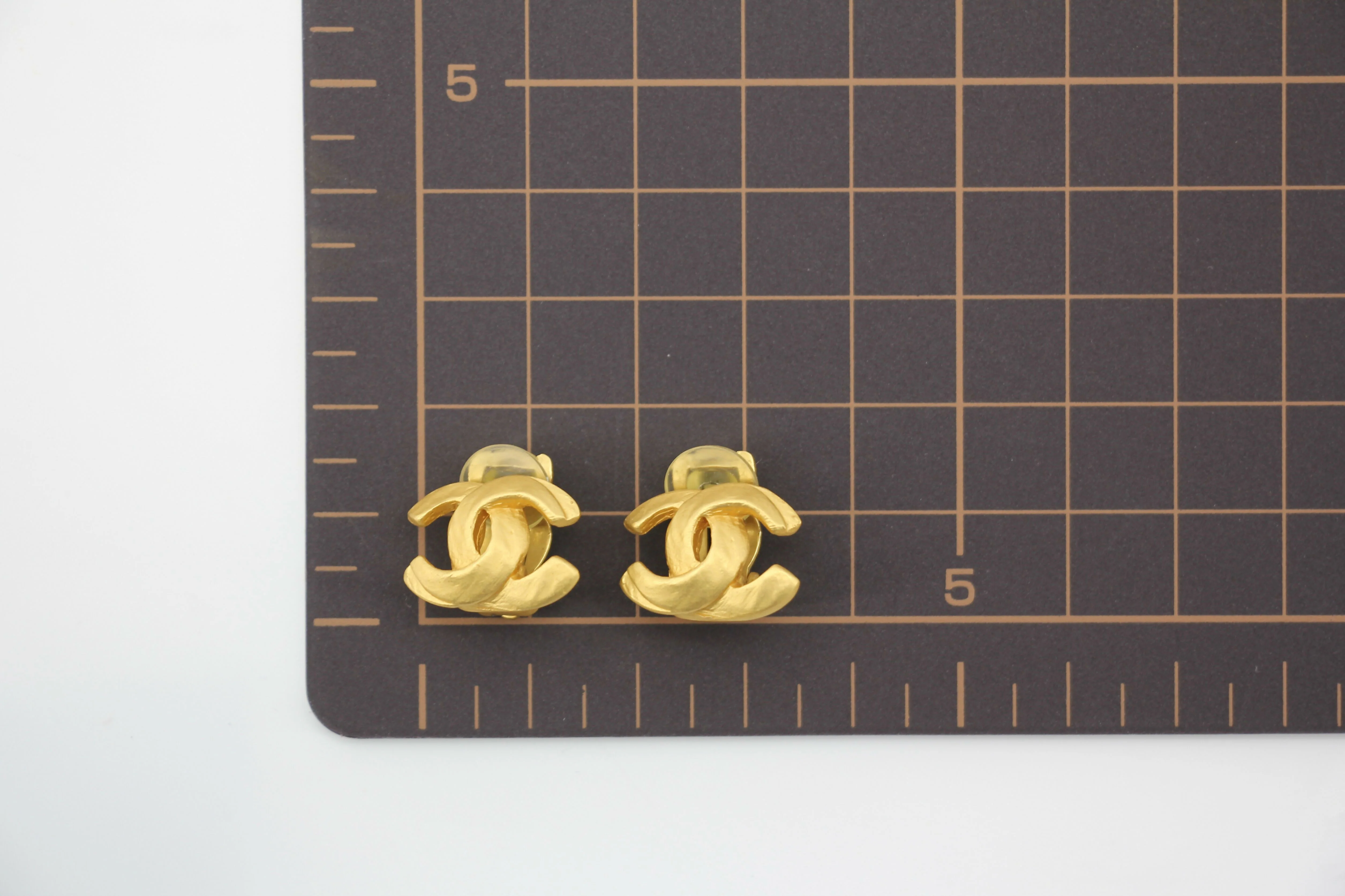 Chanel Vintage 00T Gold-plated Matte Gold CC Logo Clip-on Earrings - Image 10