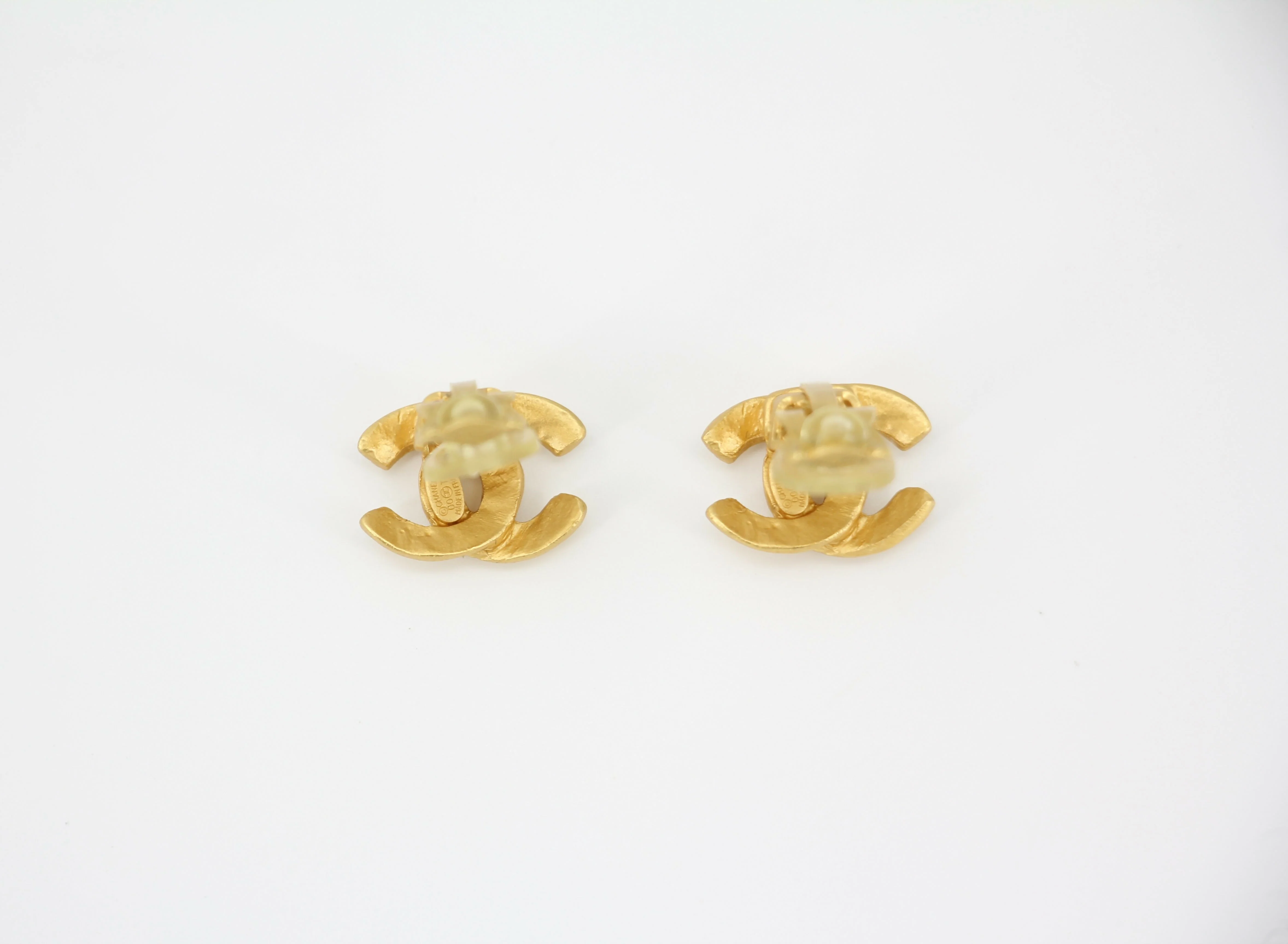 Chanel Vintage 00T Gold-plated Matte Gold CC Logo Clip-on Earrings - Image 6