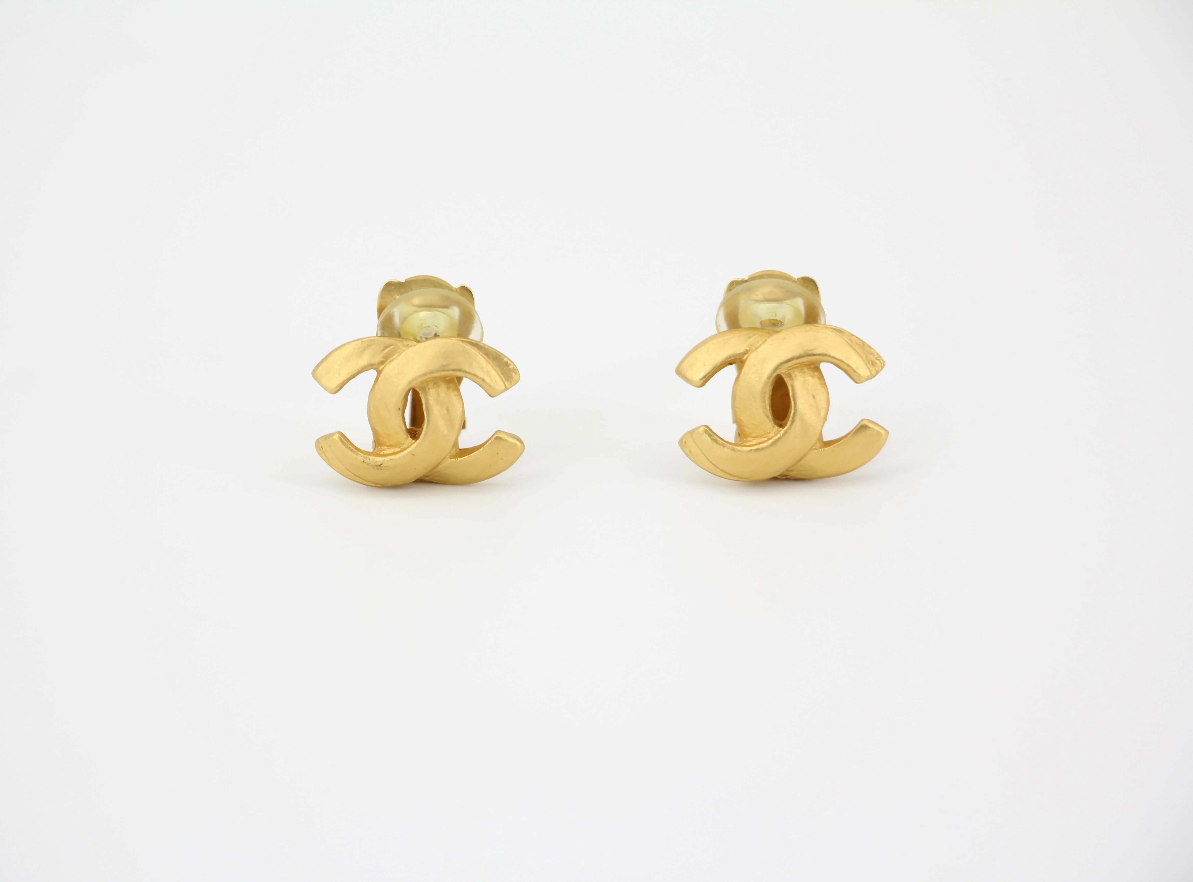 Chanel Vintage 00T Gold-plated Matte Gold CC Logo Clip-on Earrings - Image 8