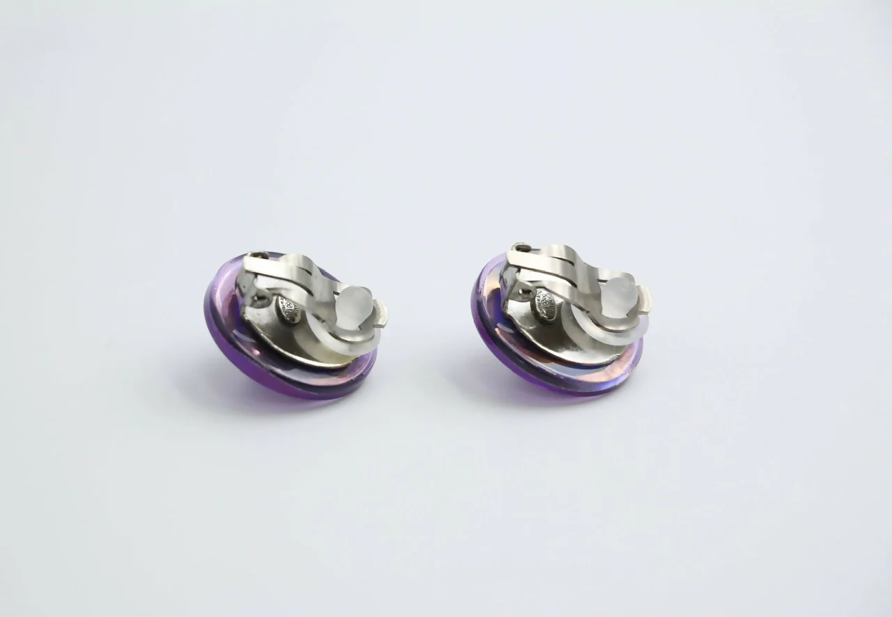 Chanel Vintage 00T Resin Iridescent Purple Clip-on Earrings - Image 7