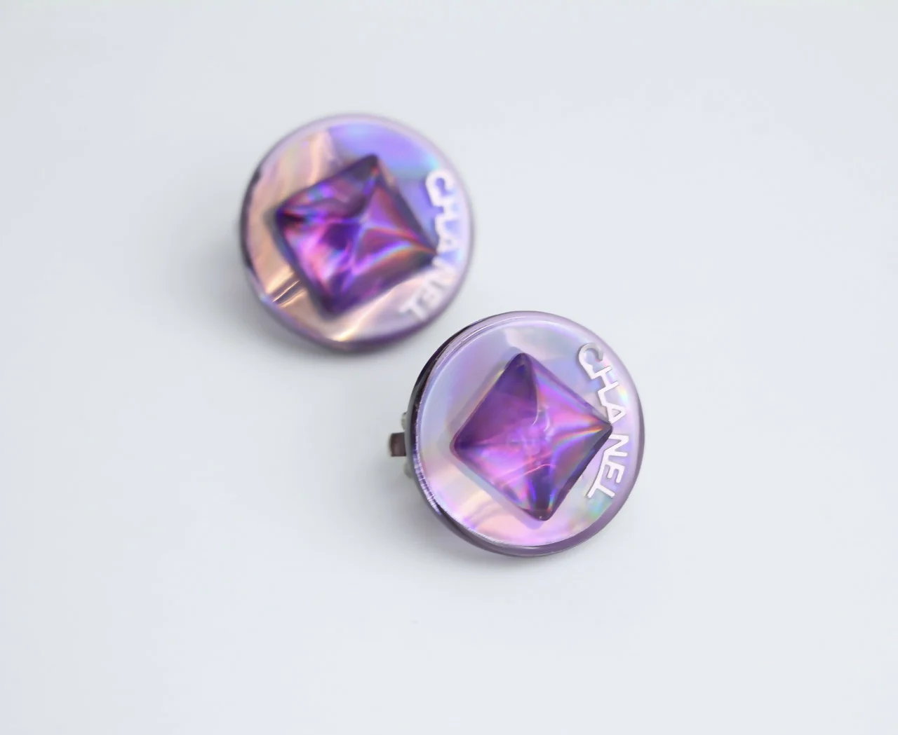 Chanel Vintage 00T Resin Iridescent Purple Clip-on Earrings - Image 8