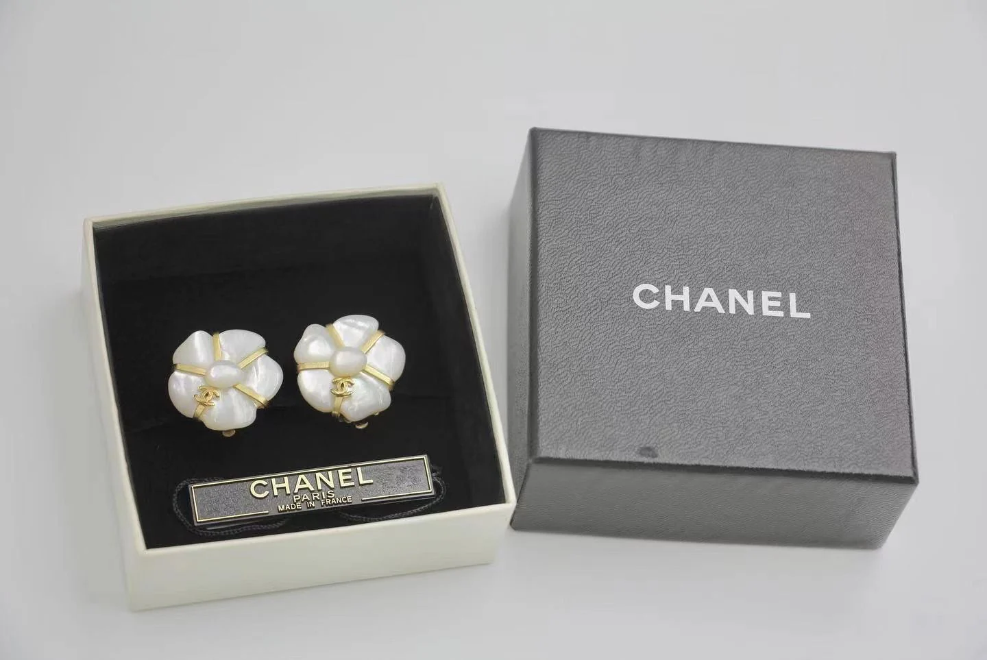 Chanel Vintage 01A Mother-Of-Pearl White Earrings - Image 2