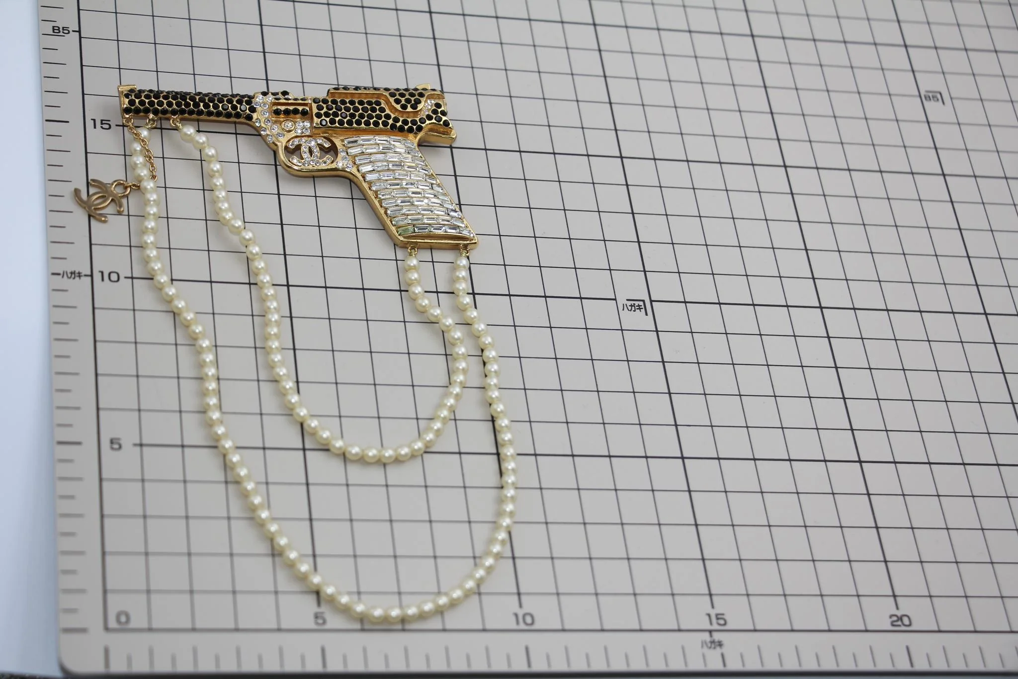 Chanel Vintage 01A Rhinestone Cc Imitation Pearl Chain Large Pistol Brooch - Image 11