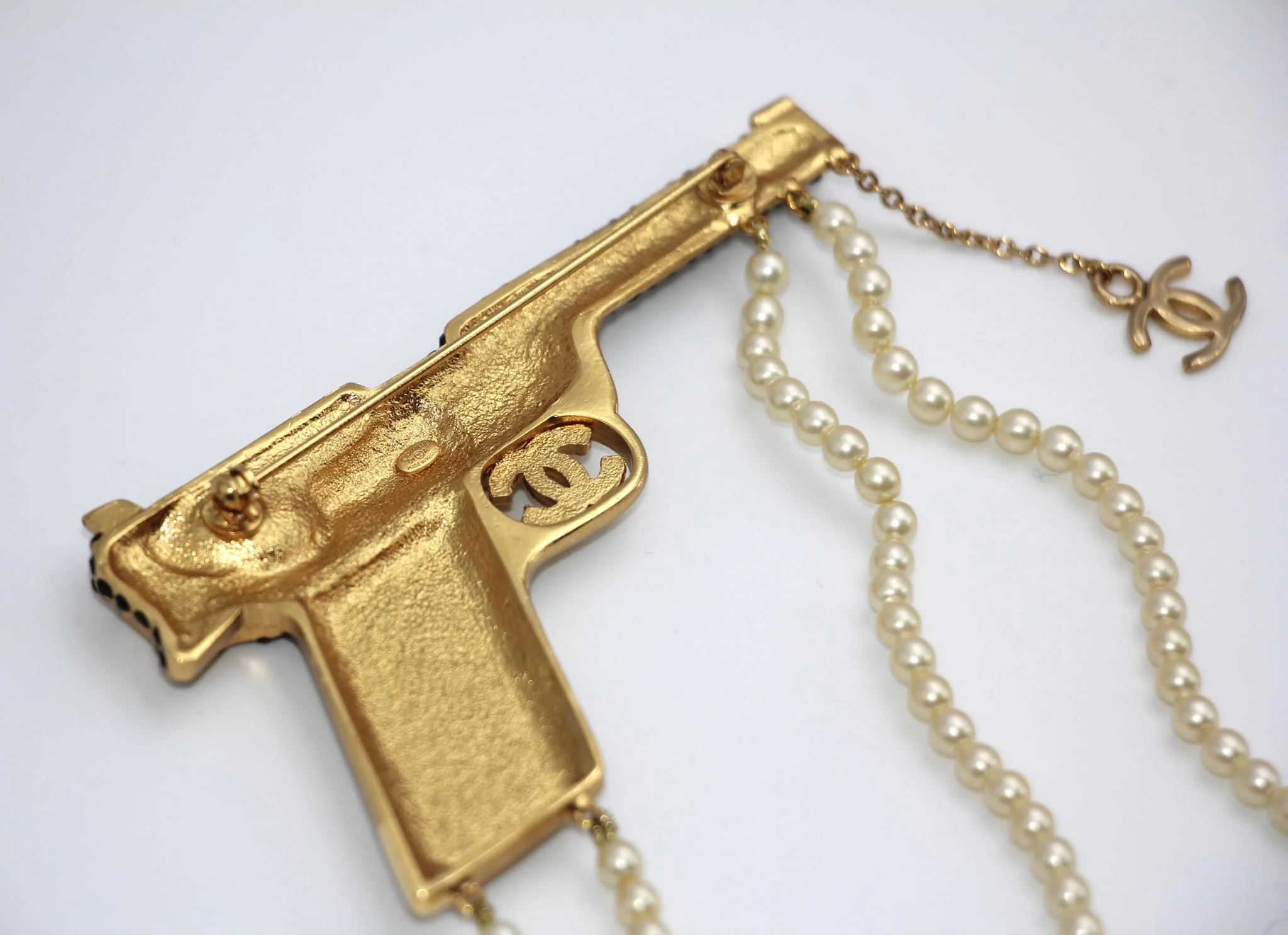 Chanel Vintage 01A Rhinestone Cc Imitation Pearl Chain Large Pistol Brooch - Image 2