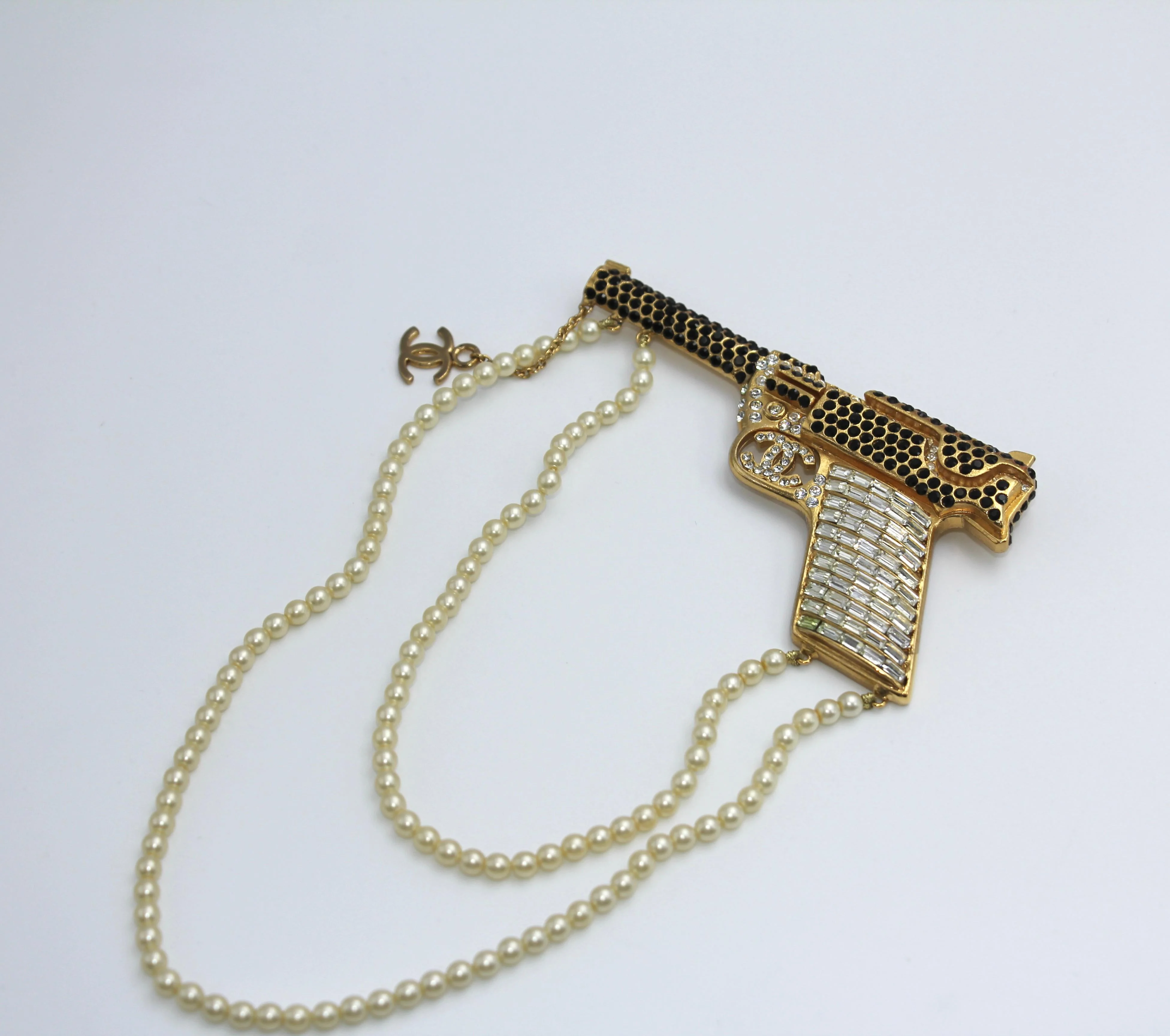 Chanel Vintage 01A Rhinestone Cc Imitation Pearl Chain Large Pistol Brooch - Image 3