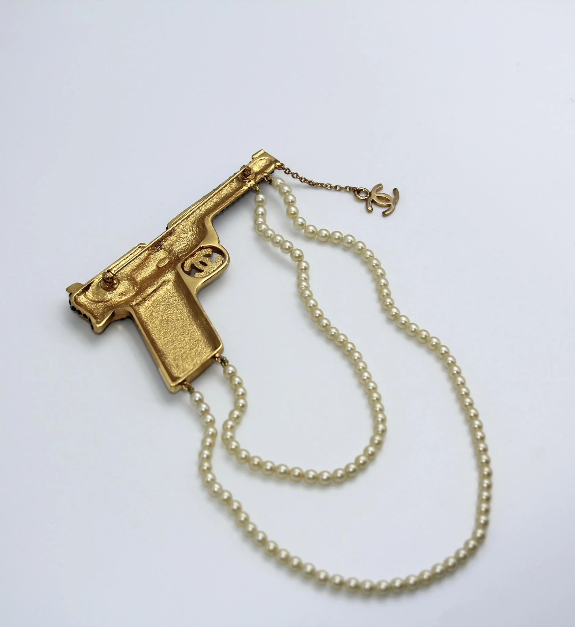 Chanel Vintage 01A Rhinestone Cc Imitation Pearl Chain Large Pistol Brooch - Image 4