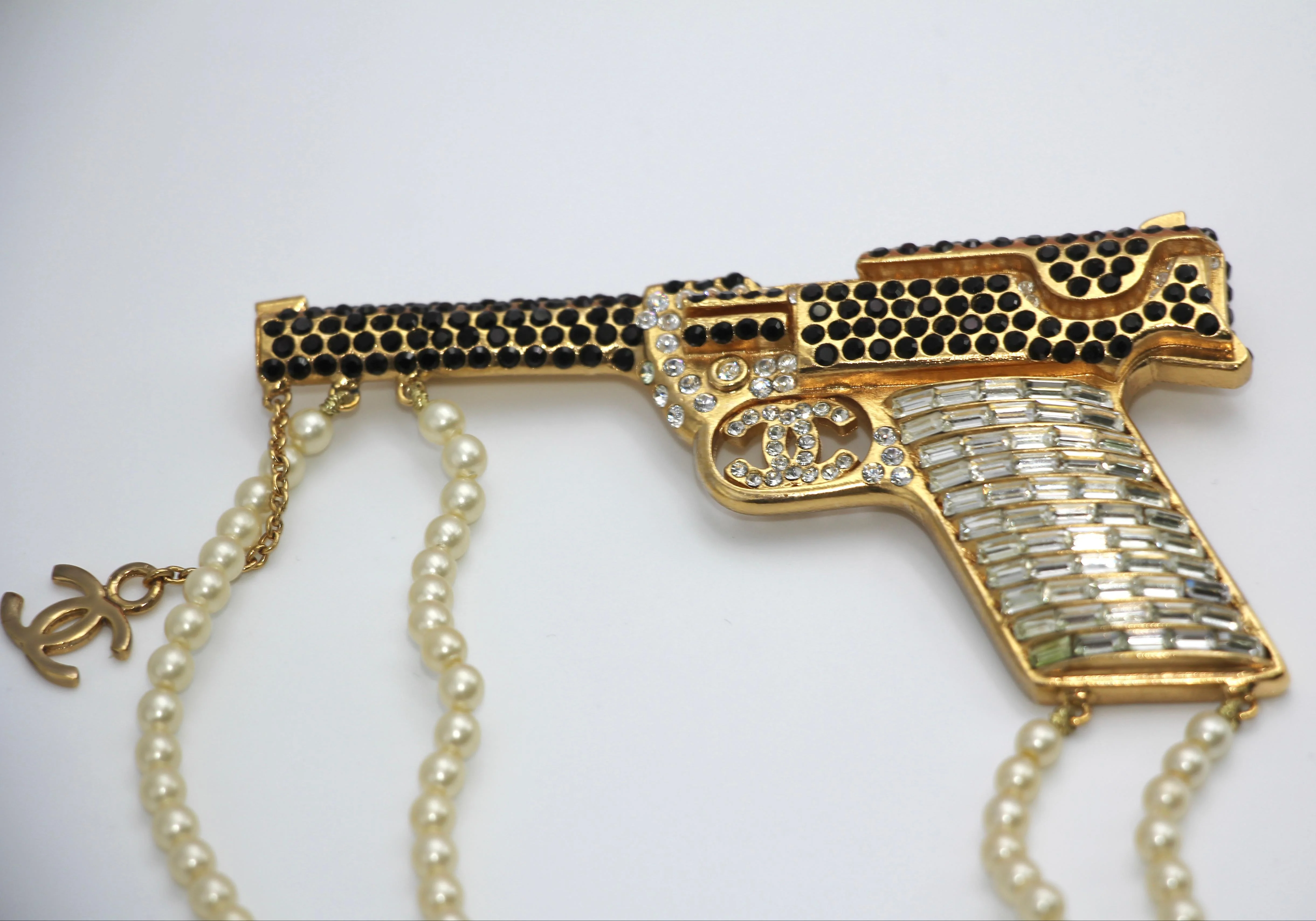 Chanel Vintage 01A Rhinestone Cc Imitation Pearl Chain Large Pistol Brooch - Image 5