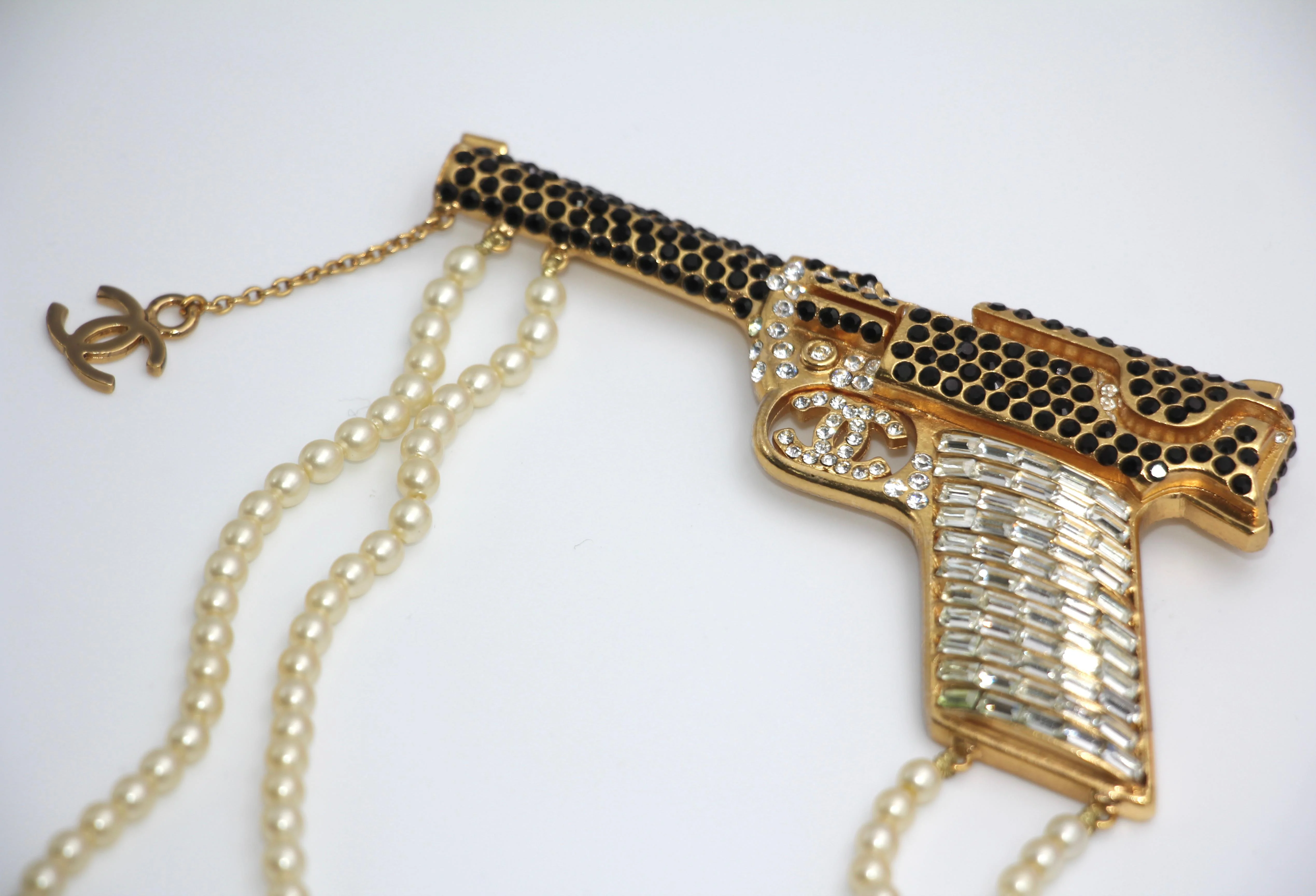 Chanel Vintage 01A Rhinestone Cc Imitation Pearl Chain Large Pistol Brooch - Image 6