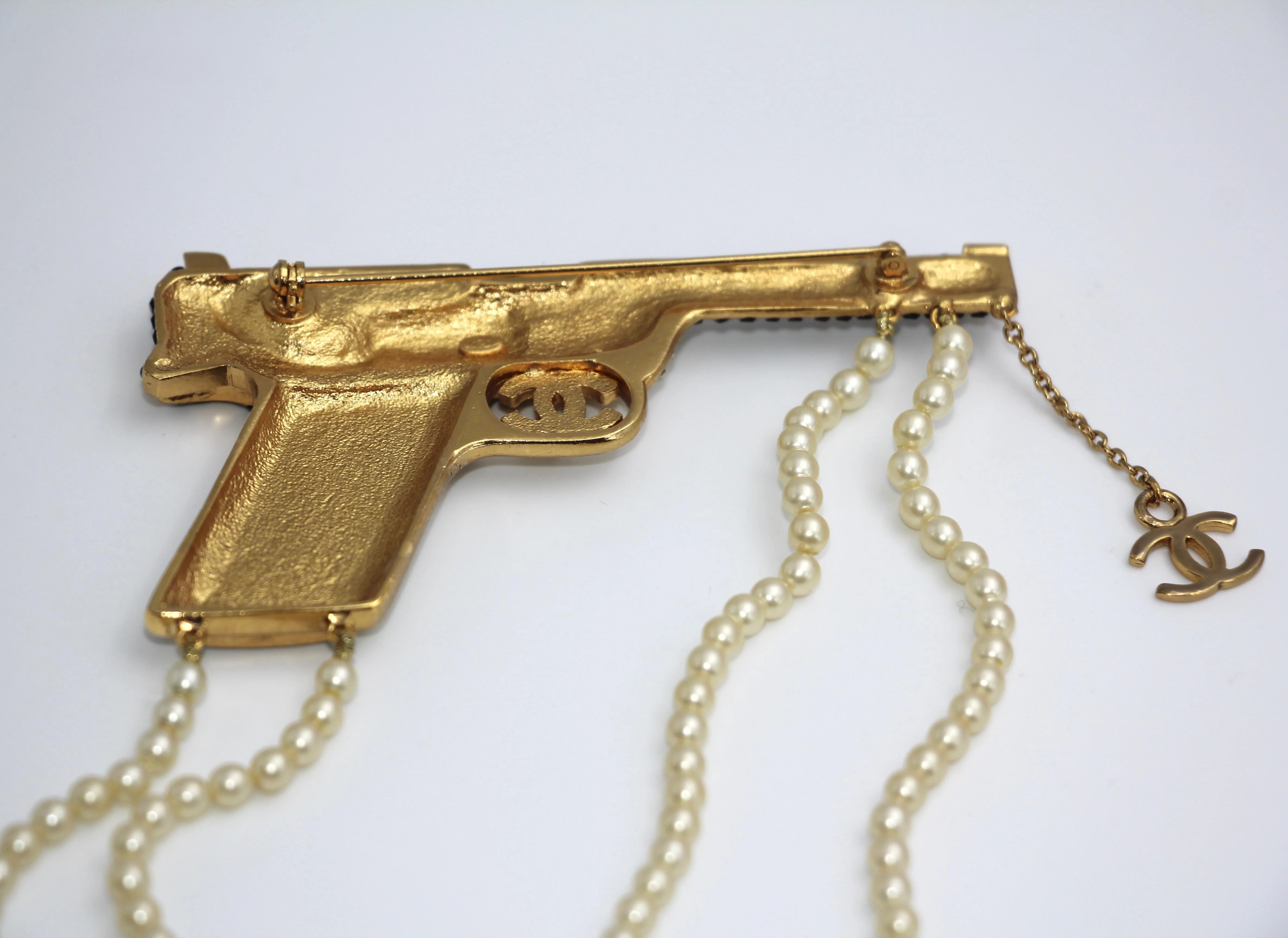 Chanel Vintage 01A Rhinestone Cc Imitation Pearl Chain Large Pistol Brooch - Image 7