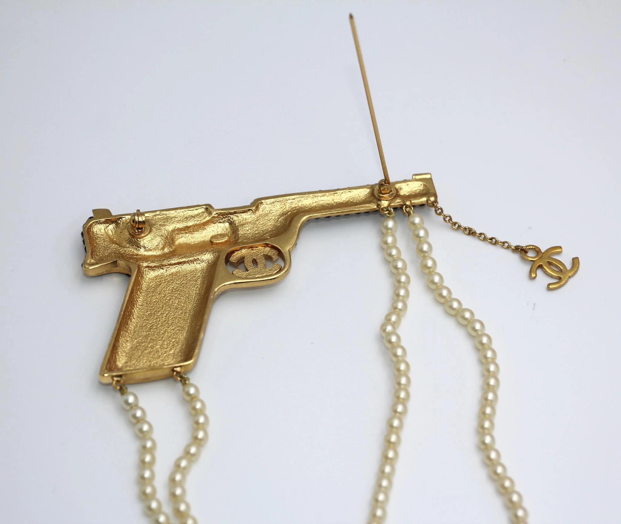 Chanel Vintage 01A Rhinestone Cc Imitation Pearl Chain Large Pistol Brooch - Image 8