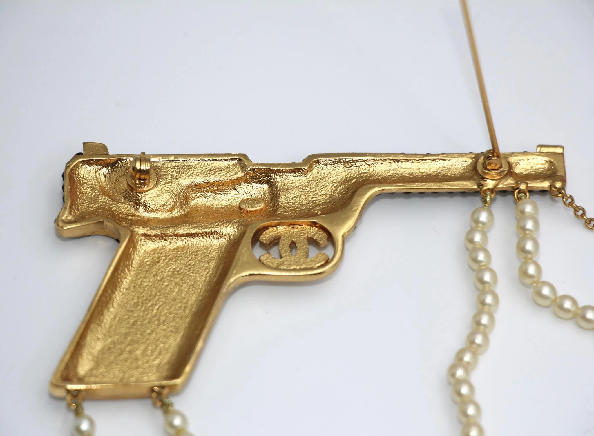 Chanel Vintage 01A Rhinestone Cc Imitation Pearl Chain Large Pistol Brooch - Image 9