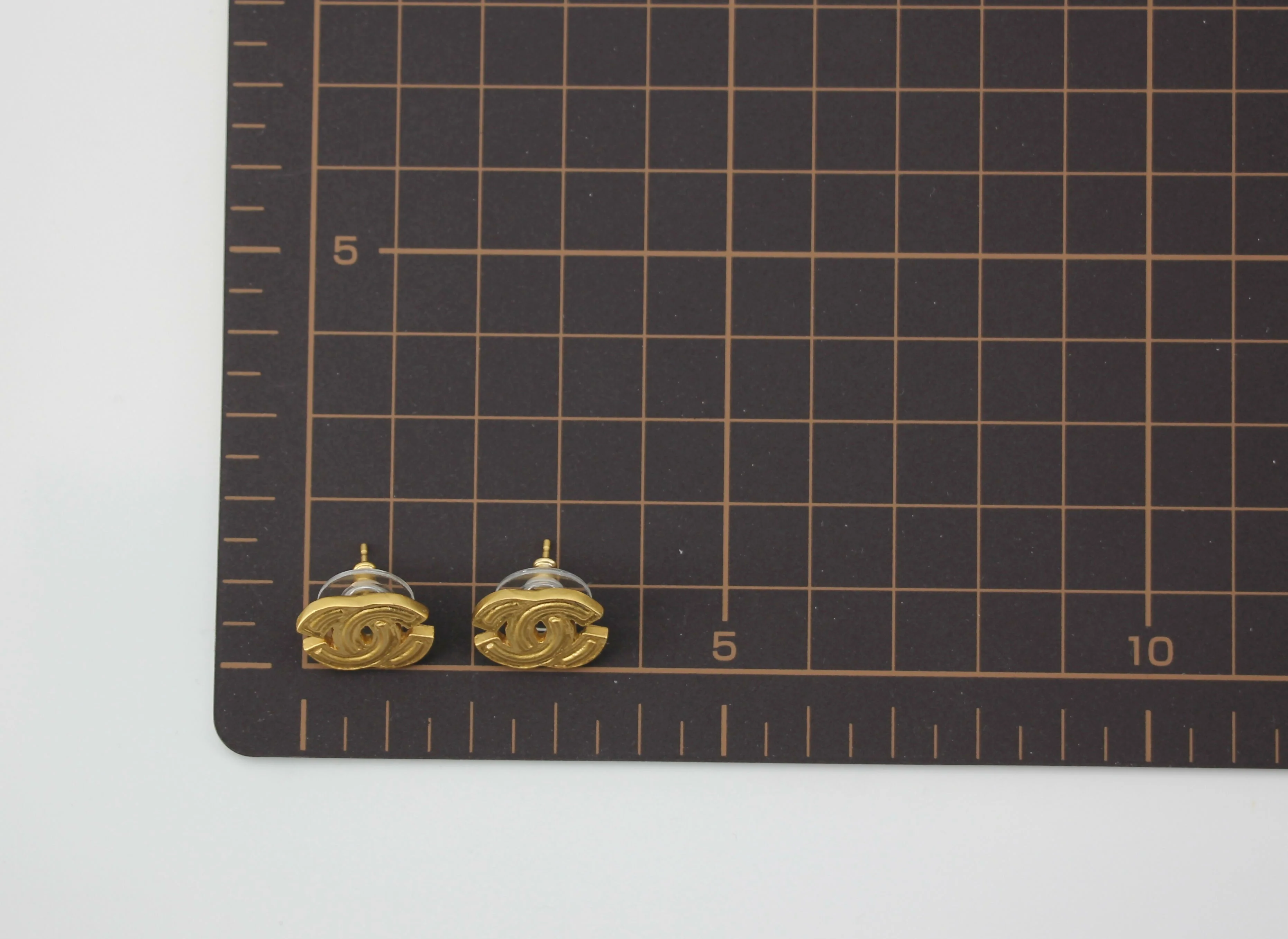Chanel Vintage 01P Gold-plated Bright Gold CC Clip-on Earrings - Image 10