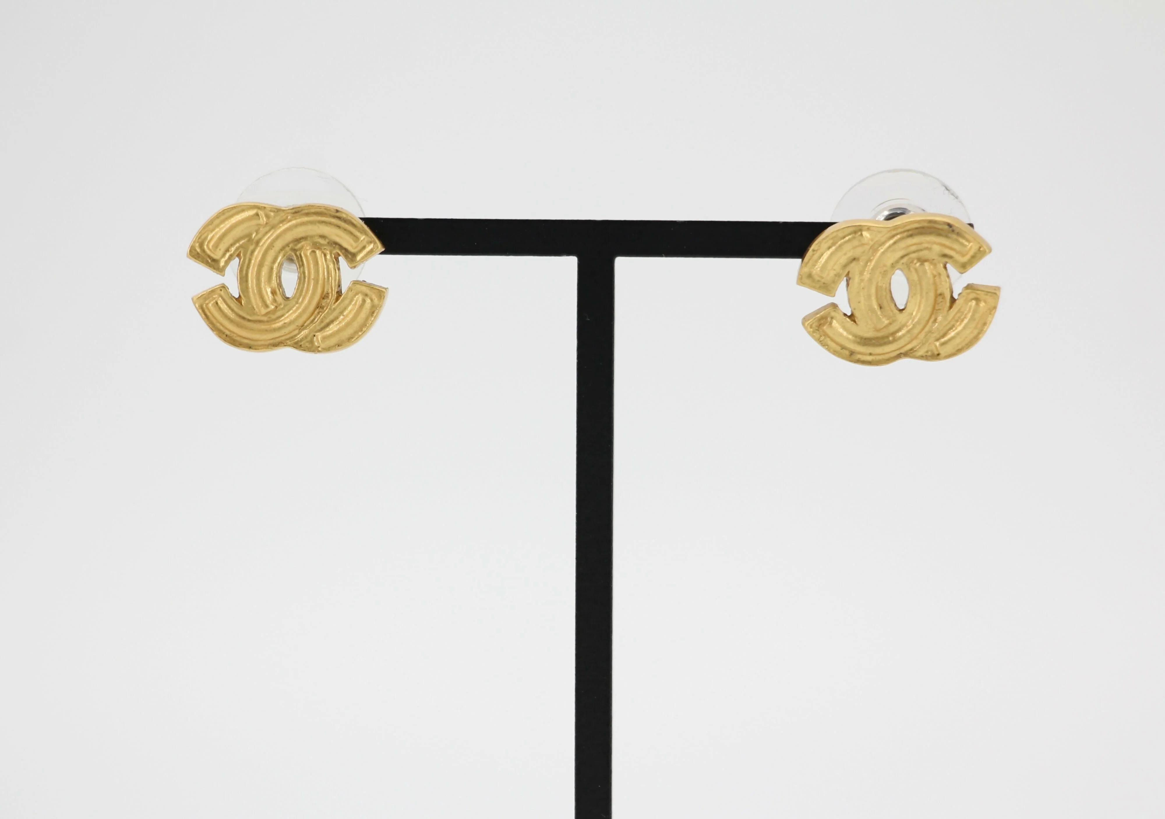 Chanel Vintage 01P Gold-plated Bright Gold CC Clip-on Earrings - Image 2