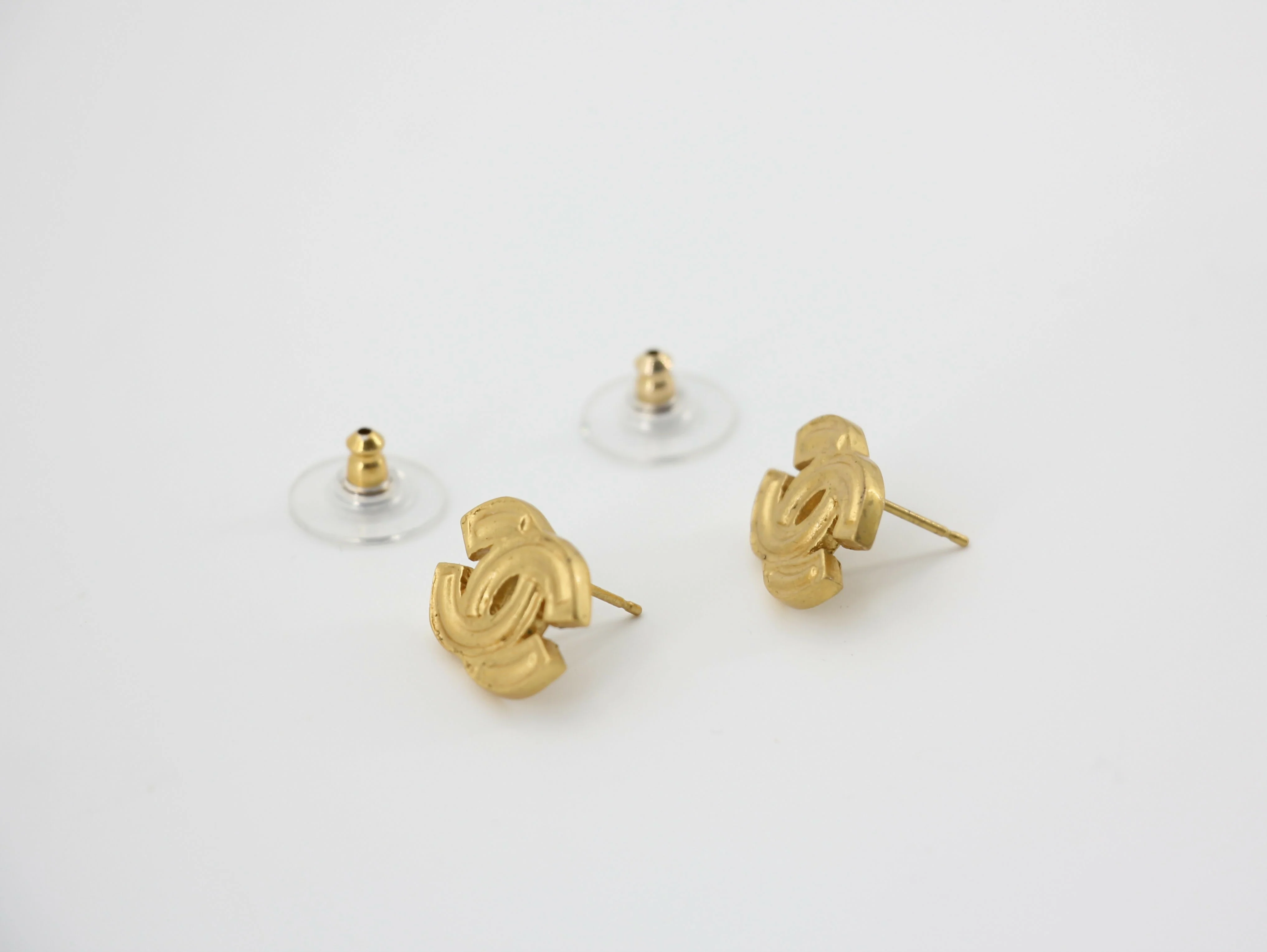 Chanel Vintage 01P Gold-plated Bright Gold CC Clip-on Earrings - Image 5