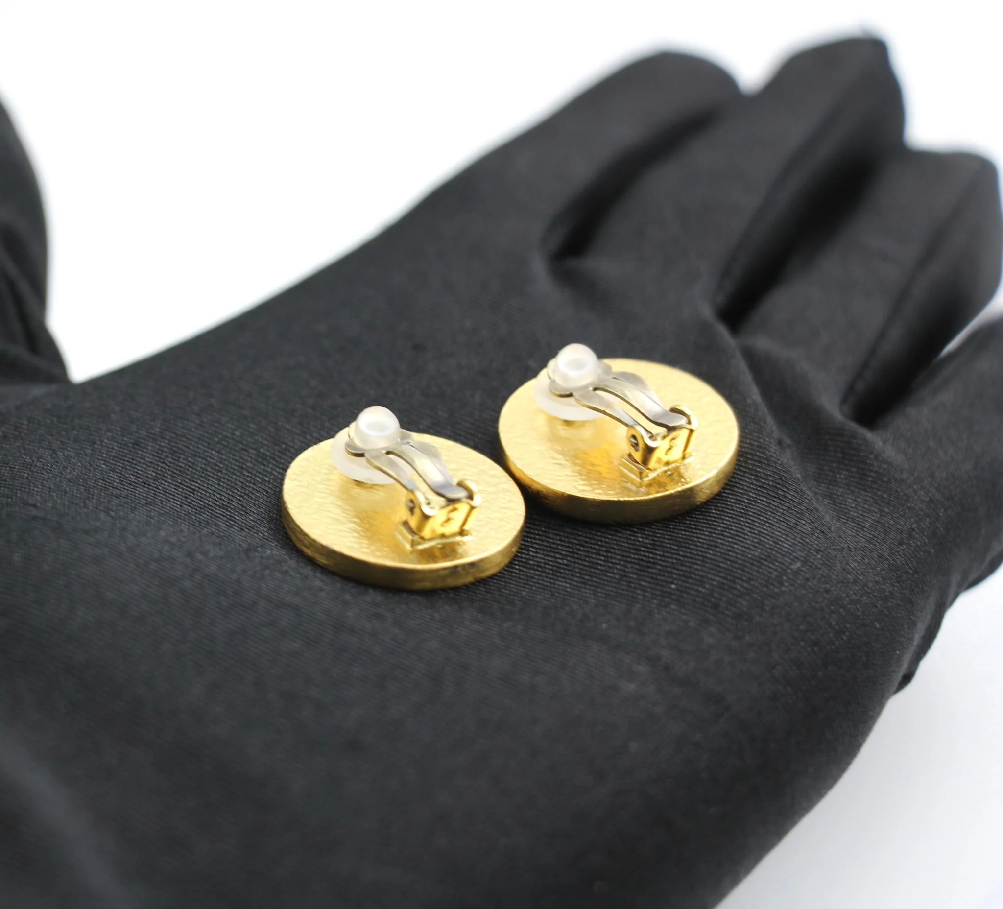 Chanel Vintage 01P Metal Black Cc Clip-On Earrings - Image 4