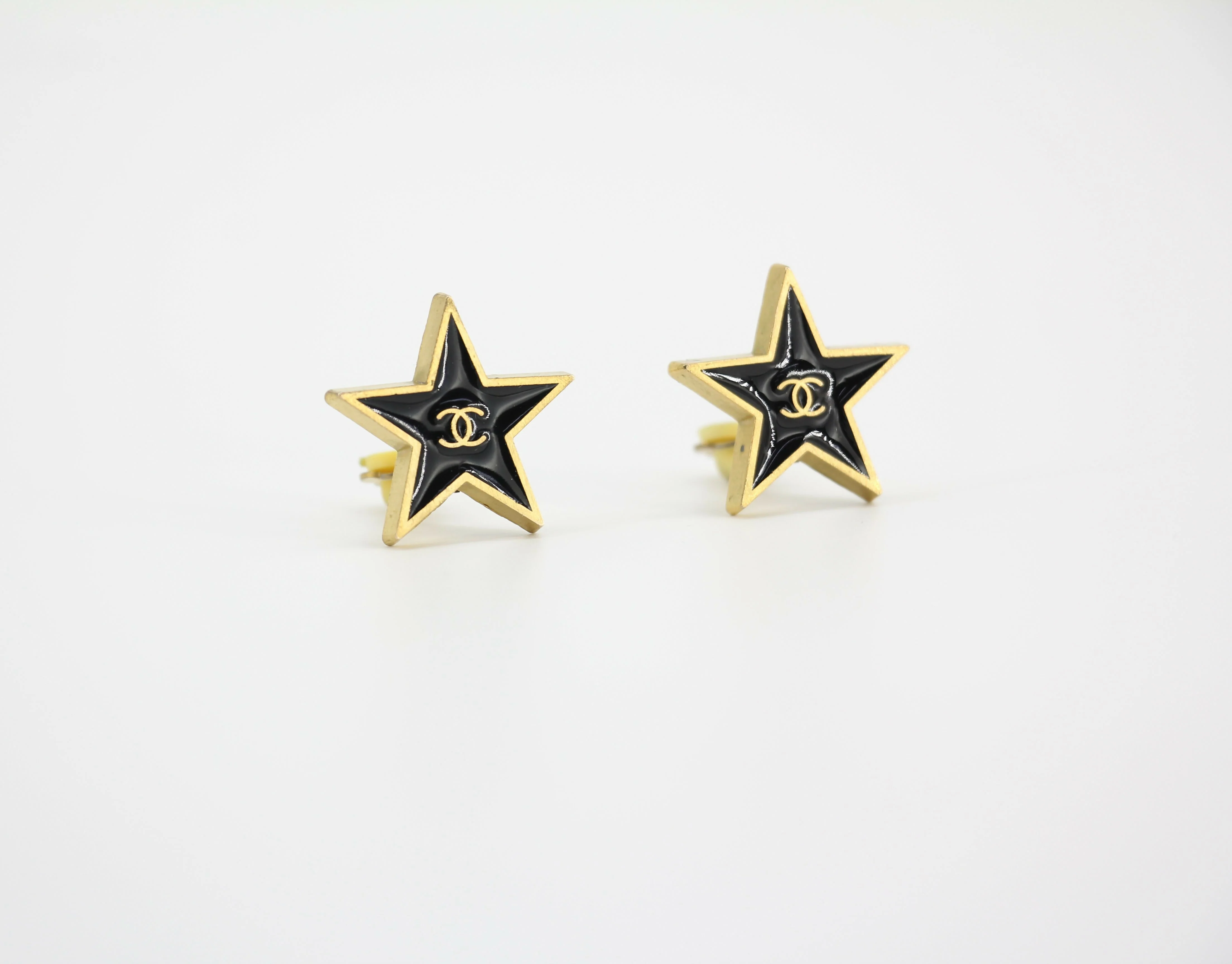 Chanel Vintage 01P Metal Black Star Shape CC Clip-on Earrings - Image 2