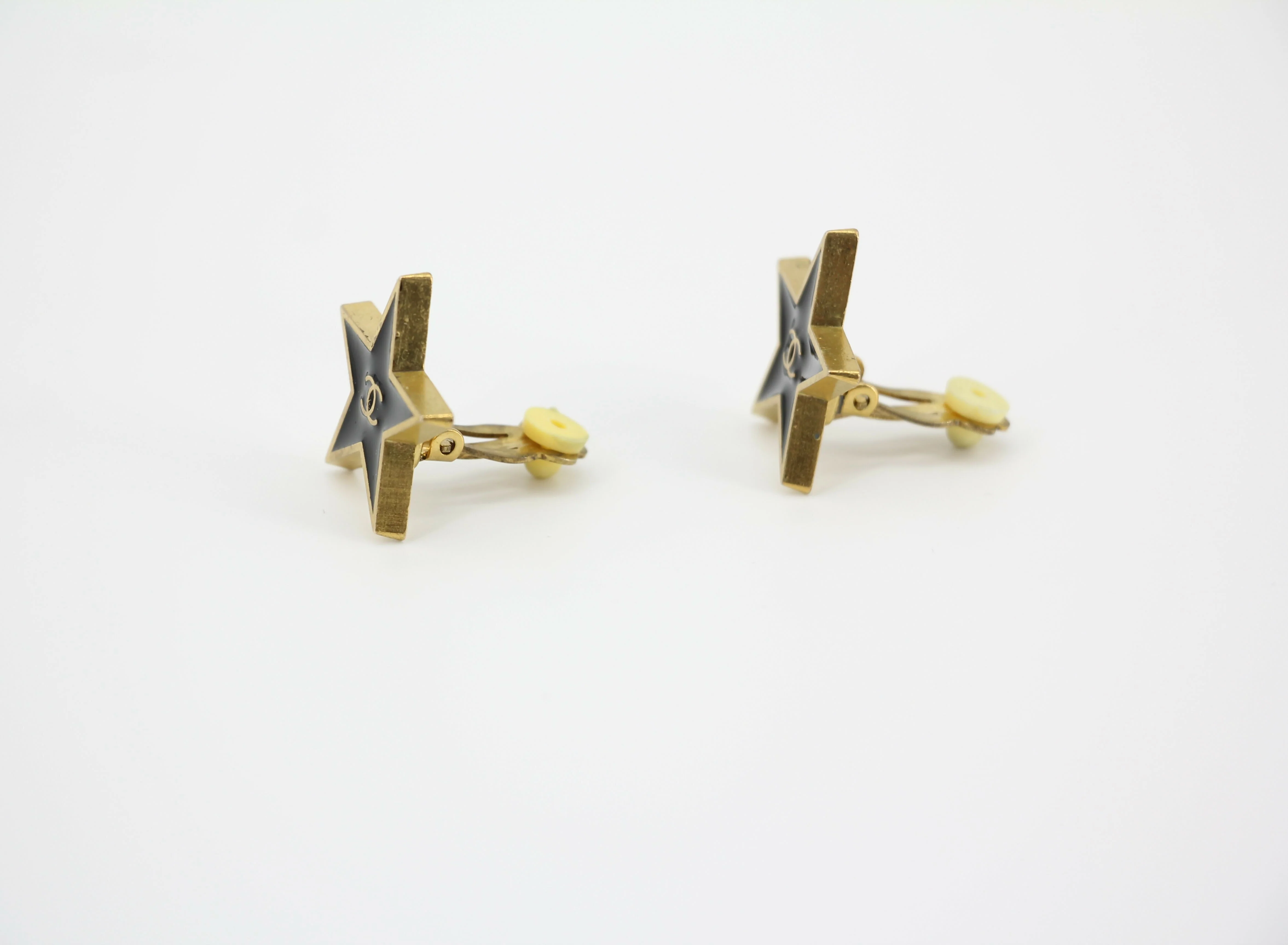 Chanel Vintage 01P Metal Black Star Shape CC Clip-on Earrings - Image 6