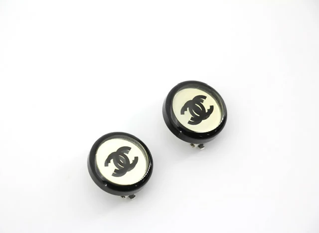 Chanel Vintage 01P Resin Black Hoop Mirror Clip-on Earrings - Image 4