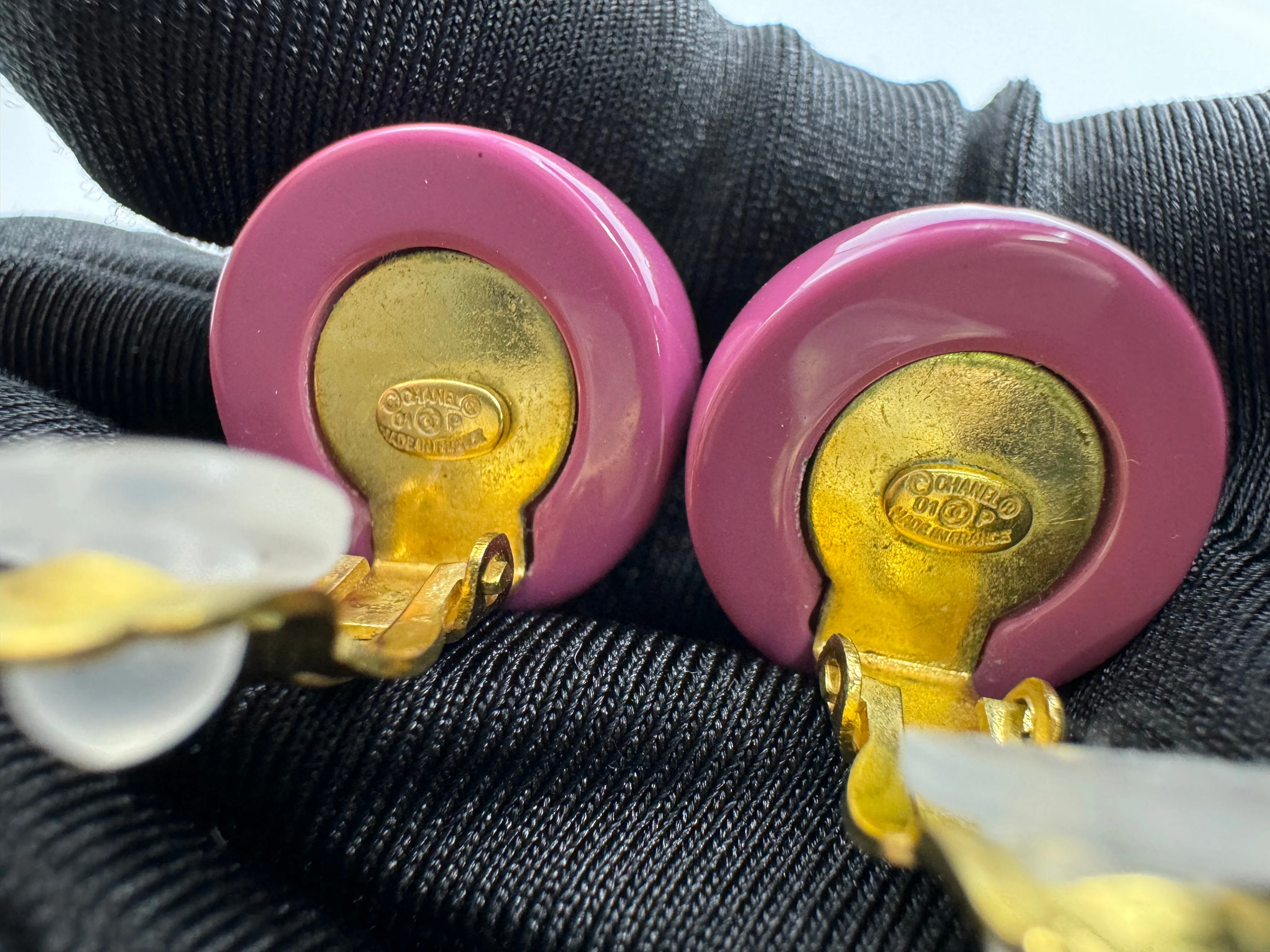 Chanel Vintage 01P Resin Purple Round Wave Earrings - Image 10