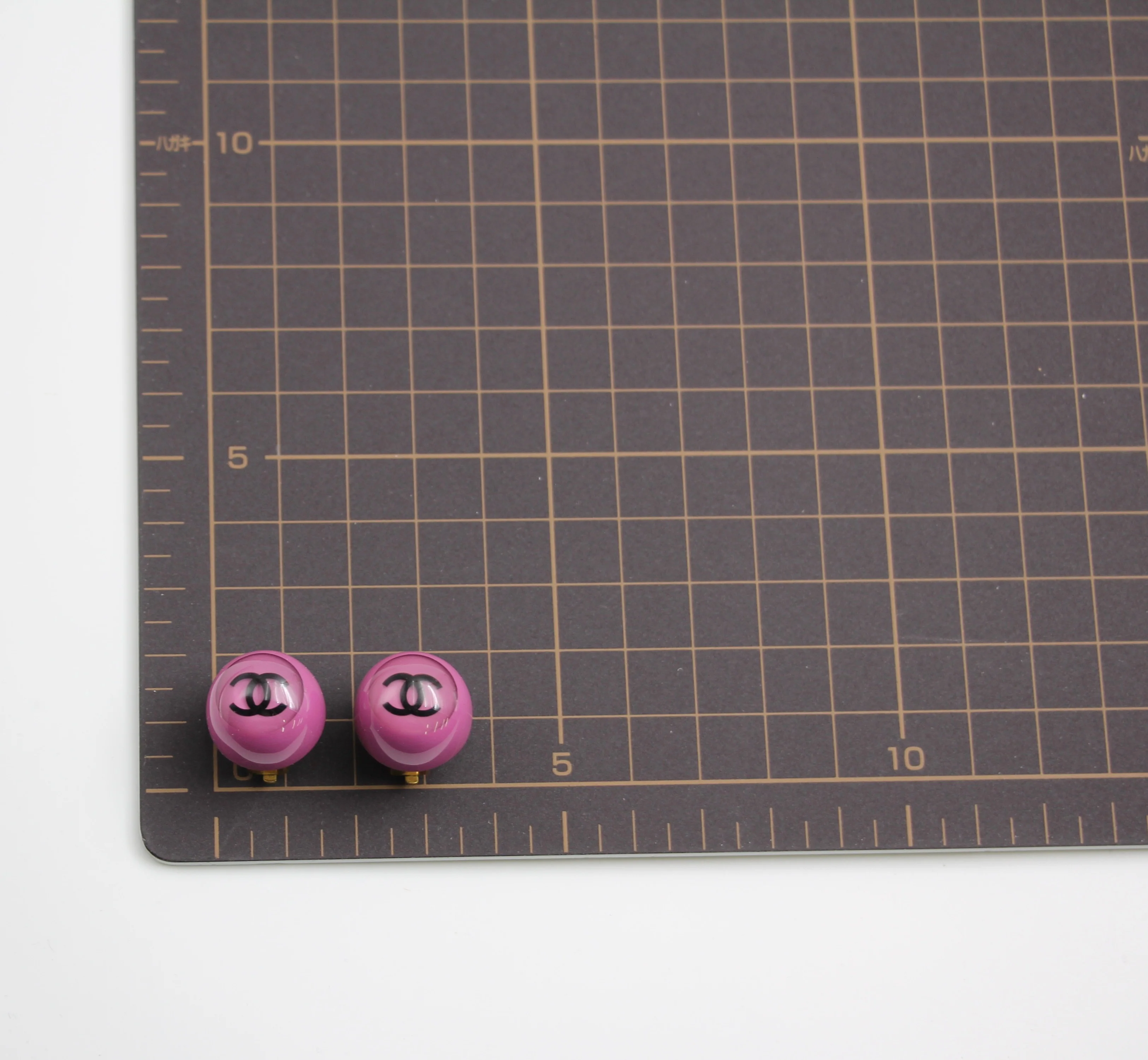 Chanel Vintage 01P Resin Purple Round Wave Earrings - Image 11