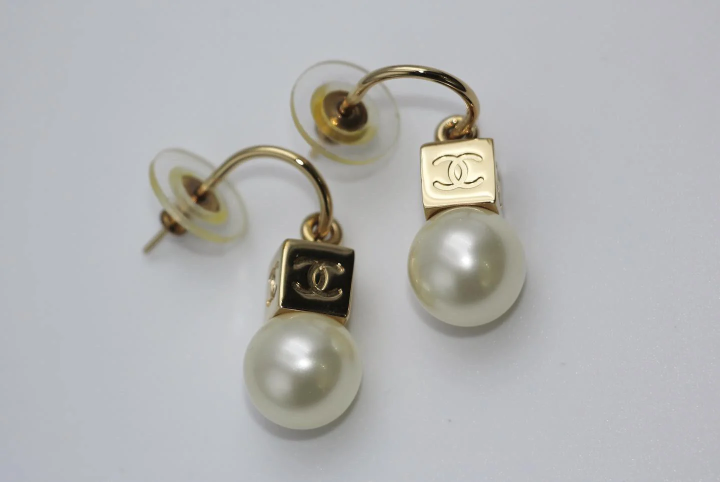 Chanel Vintage 02 Imitation Pearl Gold Square Cc Drop Earrings - Image 2