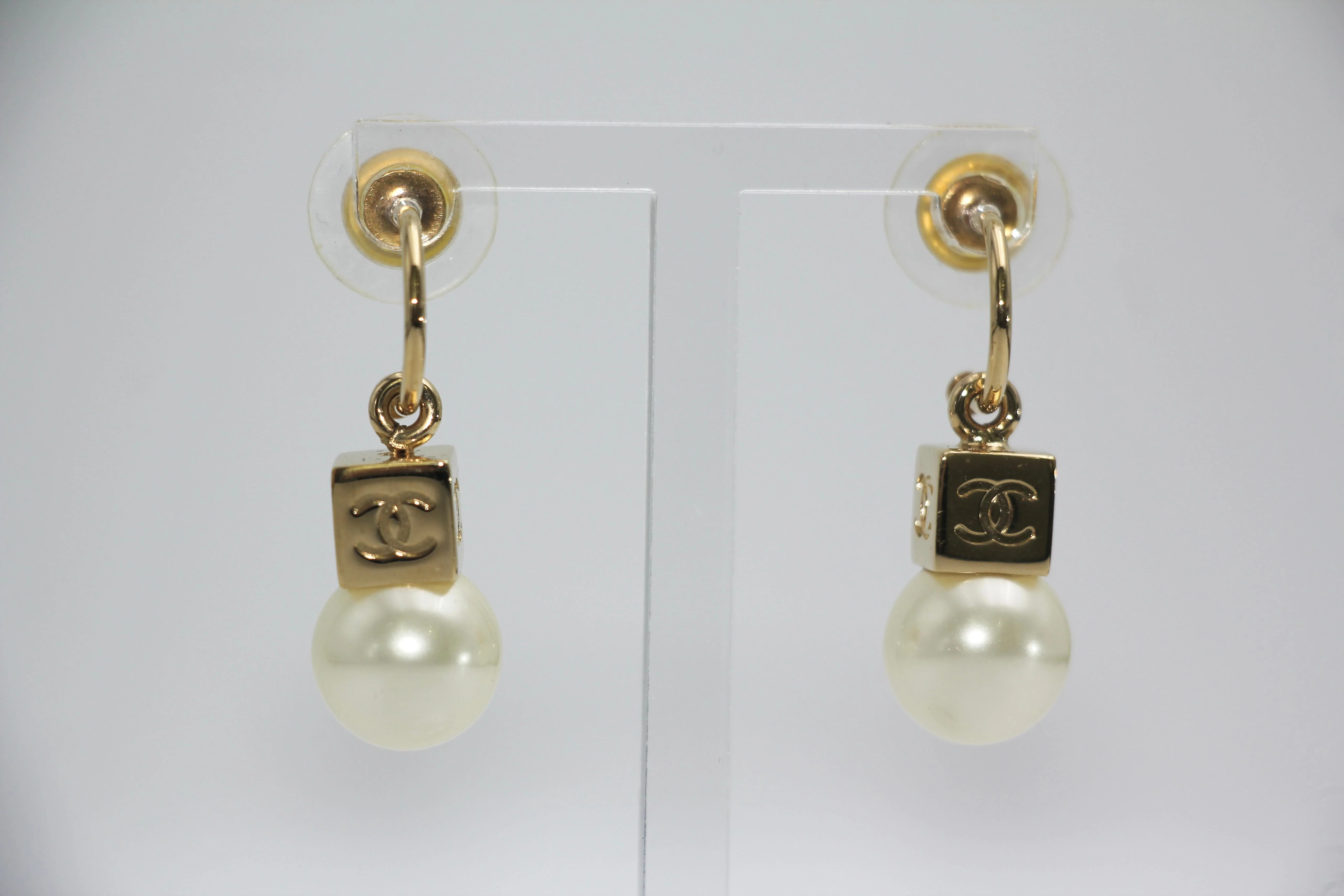 Chanel Vintage 02 Imitation Pearl Gold Square Cc Drop Earrings - Image 3