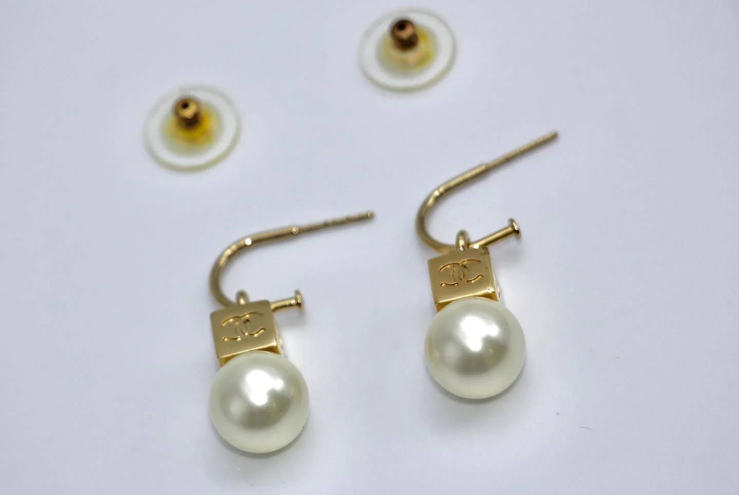 Chanel Vintage 02 Imitation Pearl Gold Square Cc Drop Earrings - Image 4