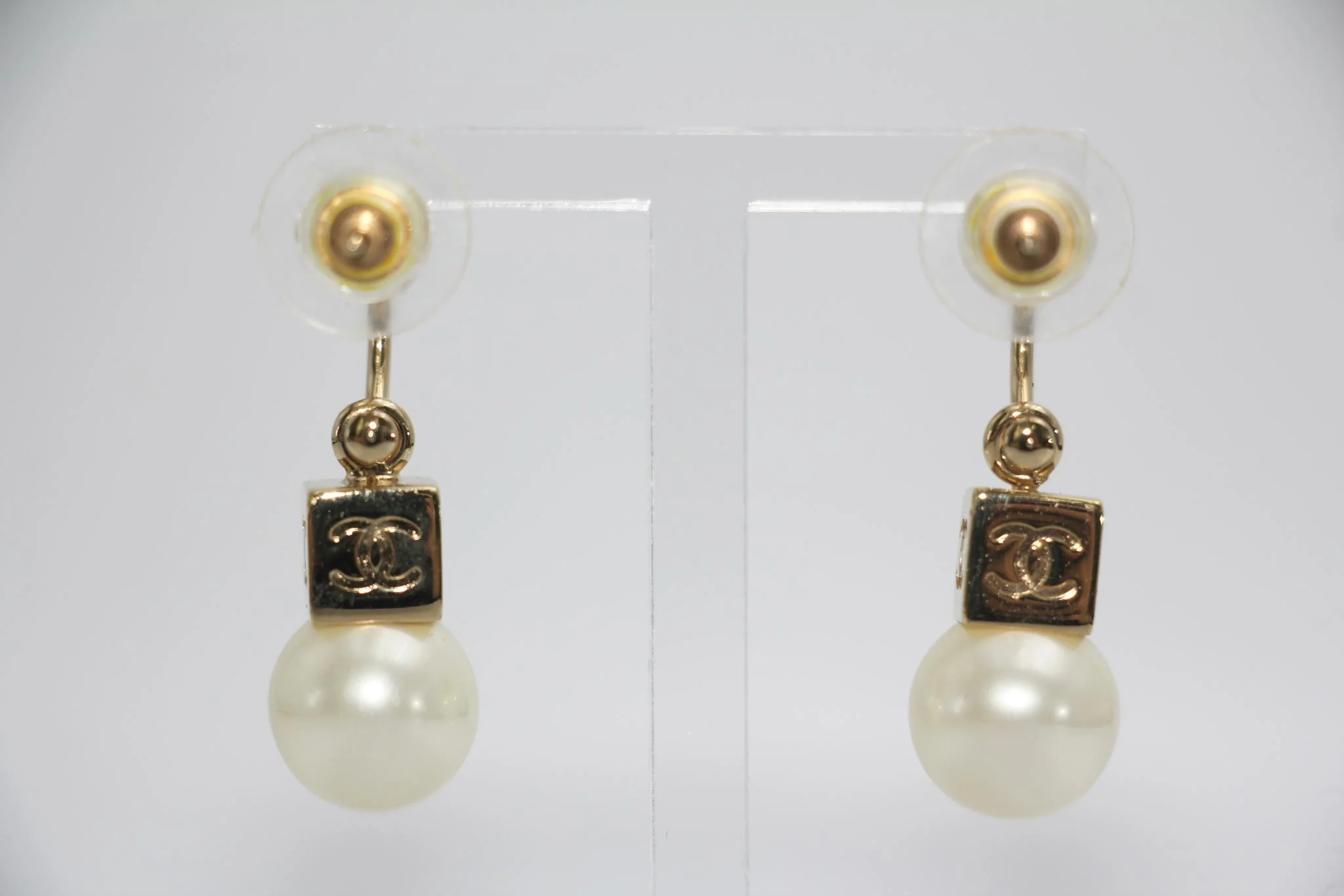 Chanel Vintage 02 Imitation Pearl Gold Square Cc Drop Earrings - Image 7