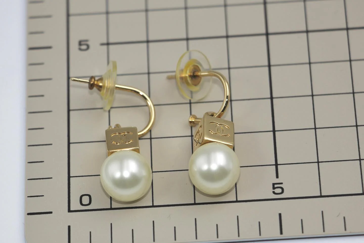 Chanel Vintage 02 Imitation Pearl Gold Square Cc Drop Earrings - Image 9