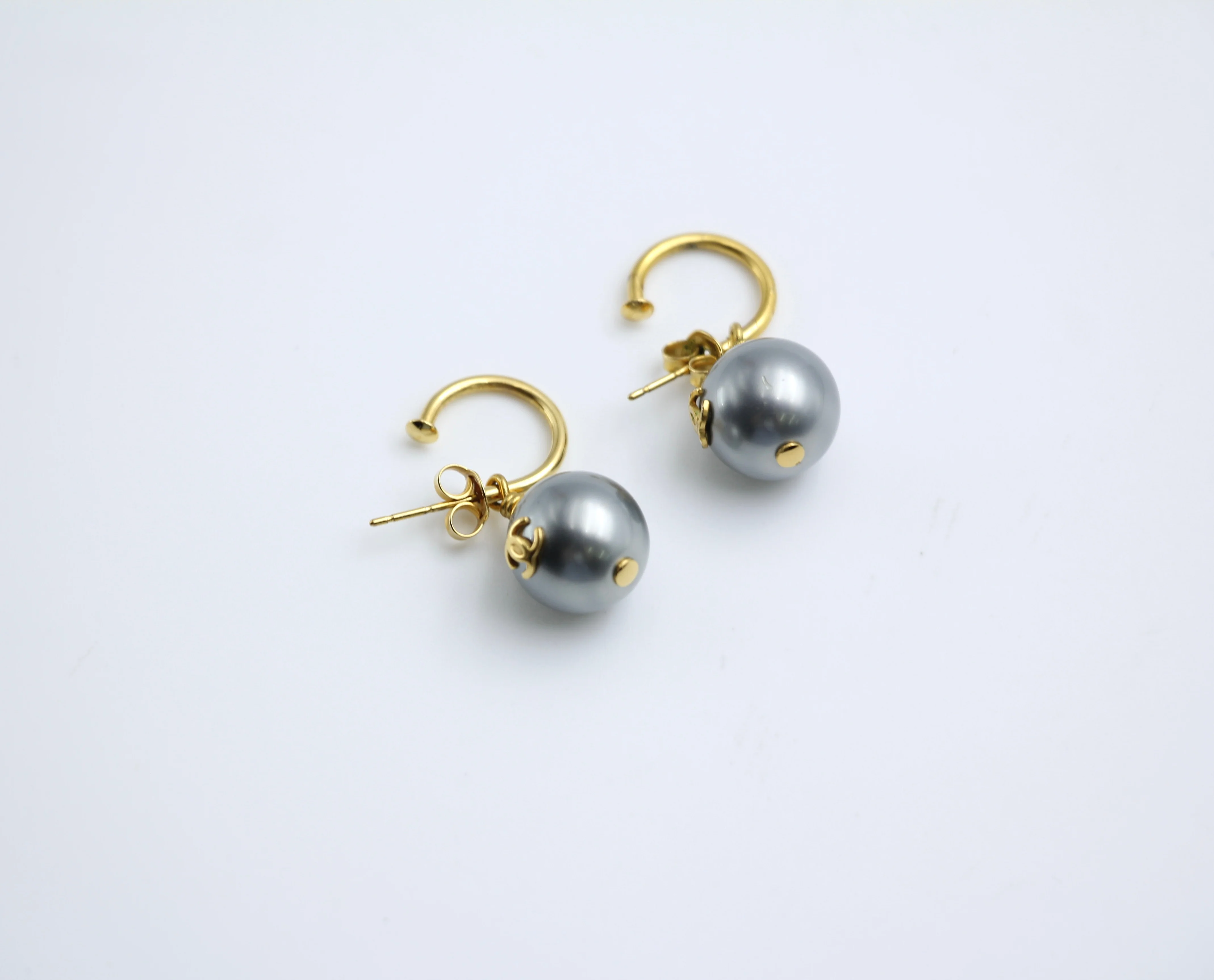 Chanel Vintage 2002 Imitation Pearl Gray Wave Dangle Earrings 1 - Image 4