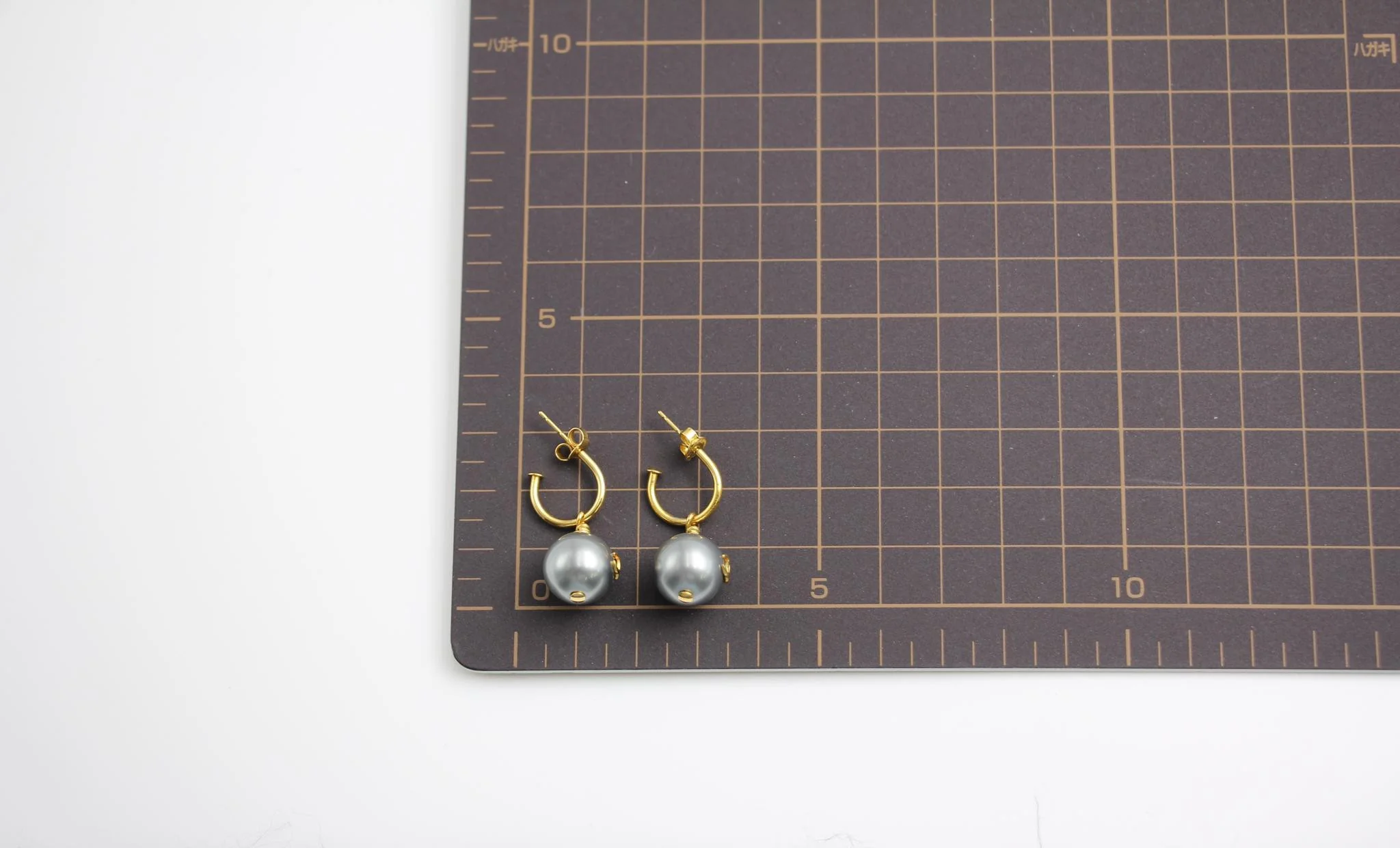 Chanel Vintage 02 Imitation Pearl Gray Wave Dangle Earrings - Image 13