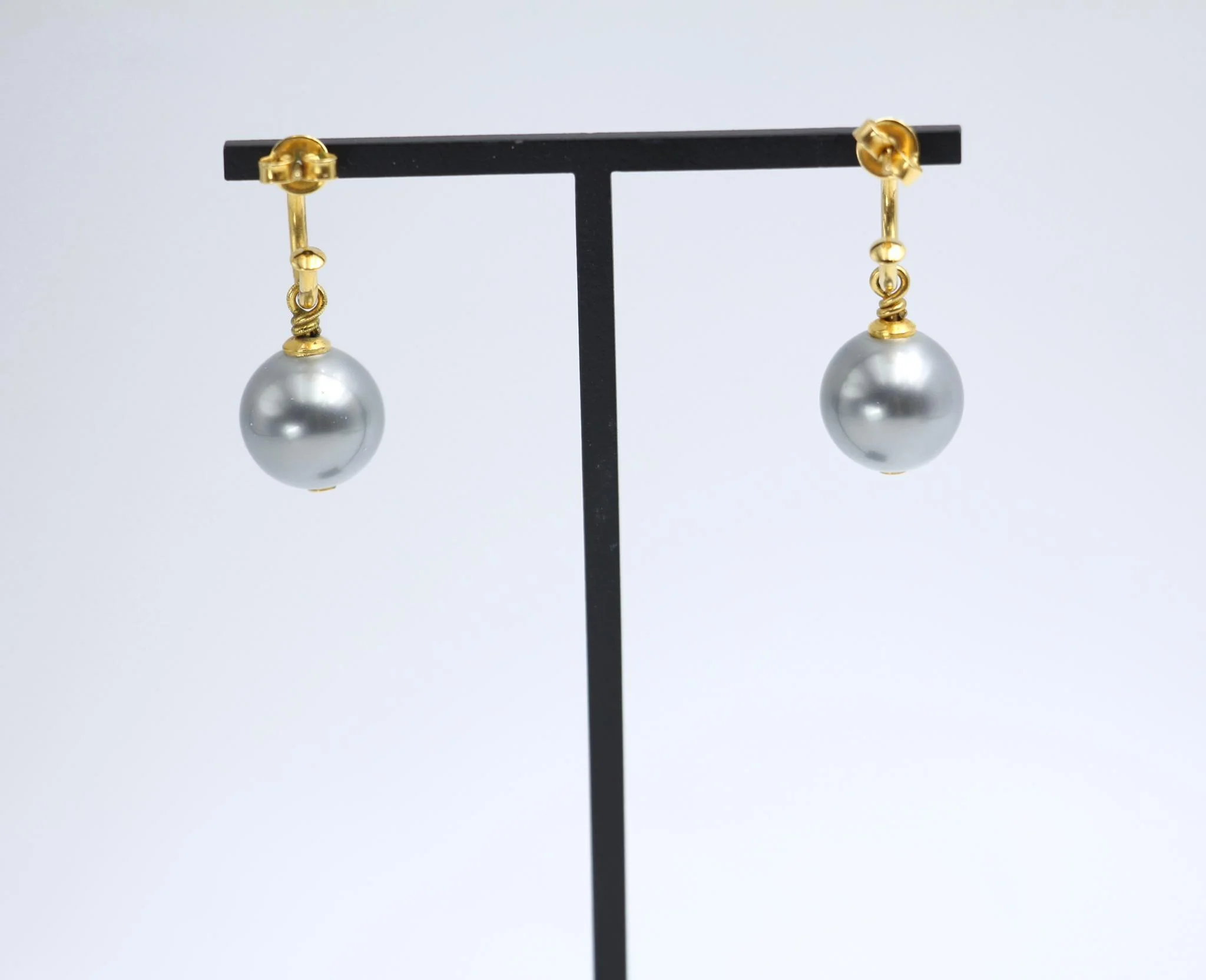 Chanel Vintage 02 Imitation Pearl Gray Wave Dangle Earrings - Image 8