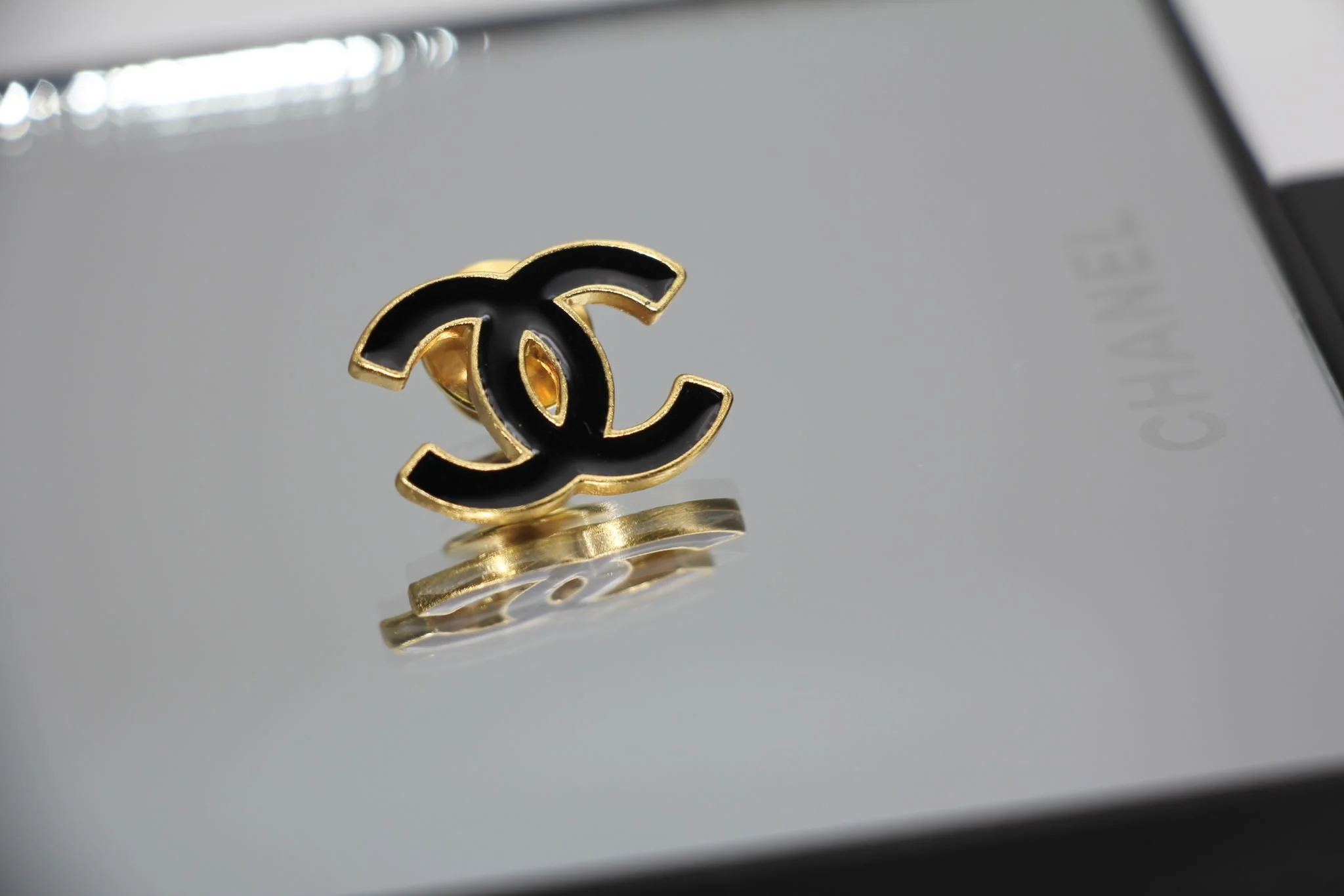 Chanel Vintage 02A Enamel Classic Cc Brooch - Image 2