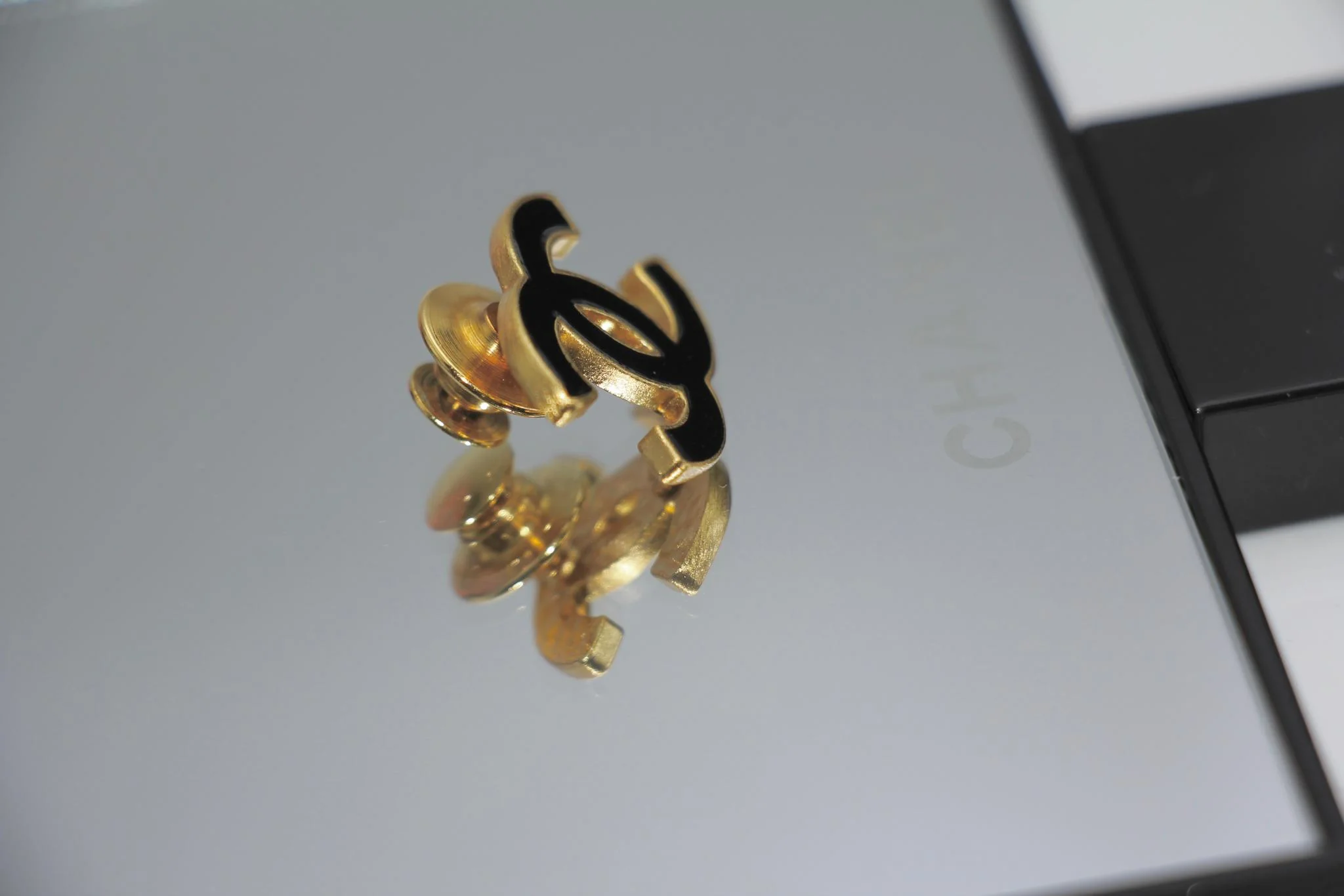 Chanel Vintage 02A Enamel Classic Cc Brooch - Image 4