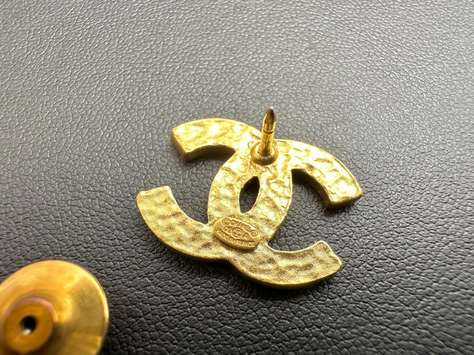 Chanel Vintage 02A Enamel Classic Cc Brooch - Image 6